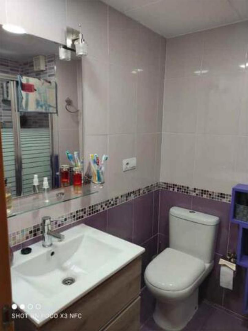 Bany de Apartament de lloguer en Roquetas de Mar amb Calefacció, Jardí privat i Terrassa