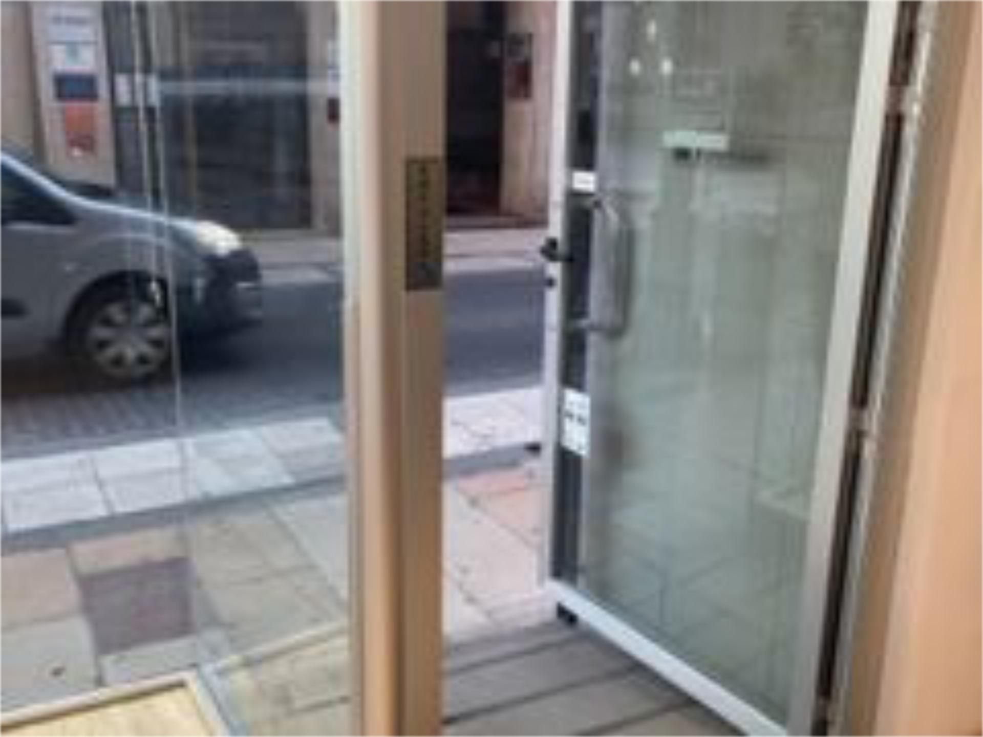Vista exterior de Local en venda en Castellón de la Plana / Castelló de la Plana amb Aire condicionat, Calefacció i Parquet