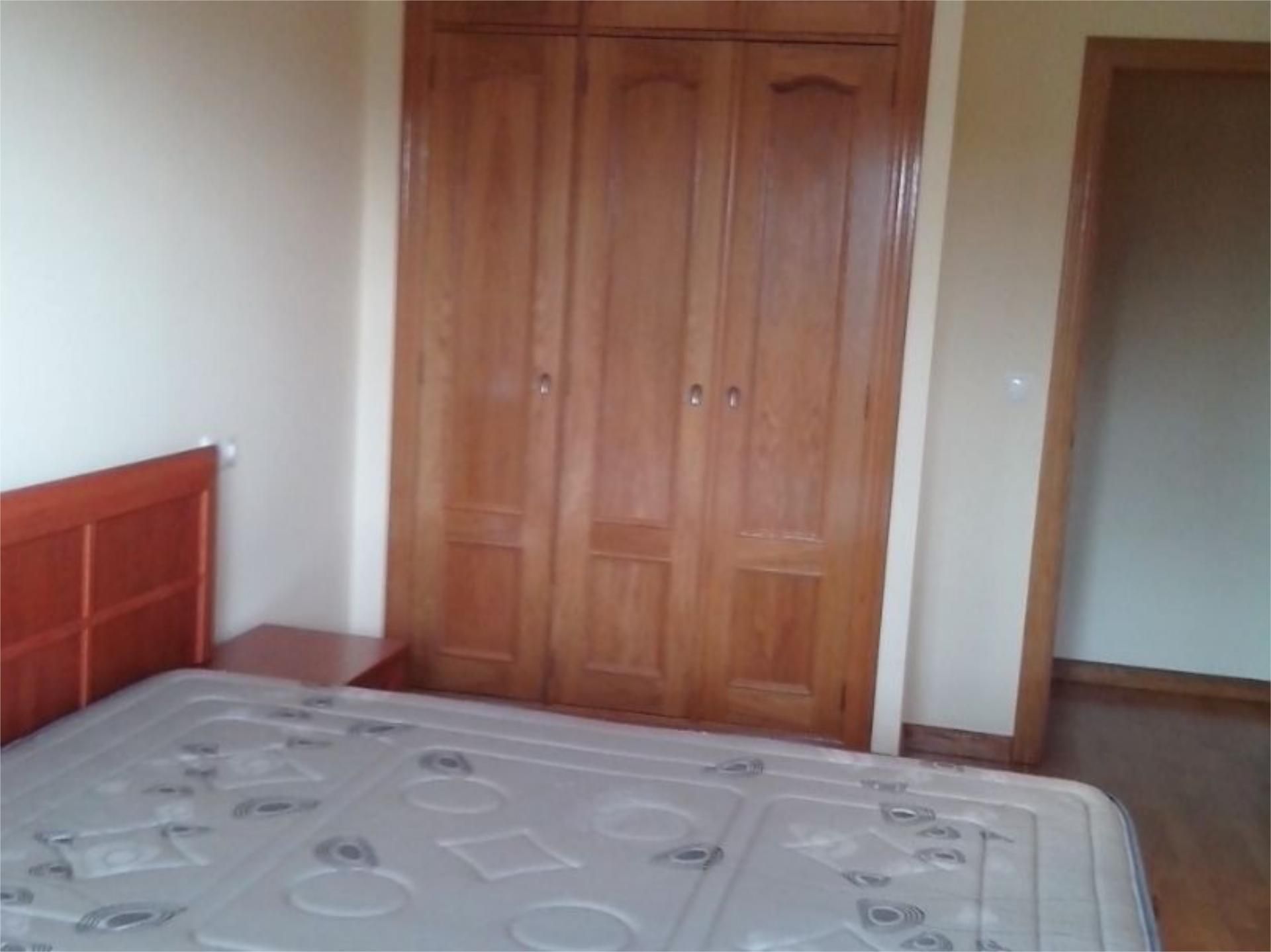 Habitación de Apartamento de alquiler en León Capital  con Calefacción, Parquet y Terraza