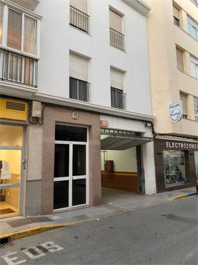 Plazas de garaje de alquiler con puerta automática en Chiclana de la  Frontera | fotocasa