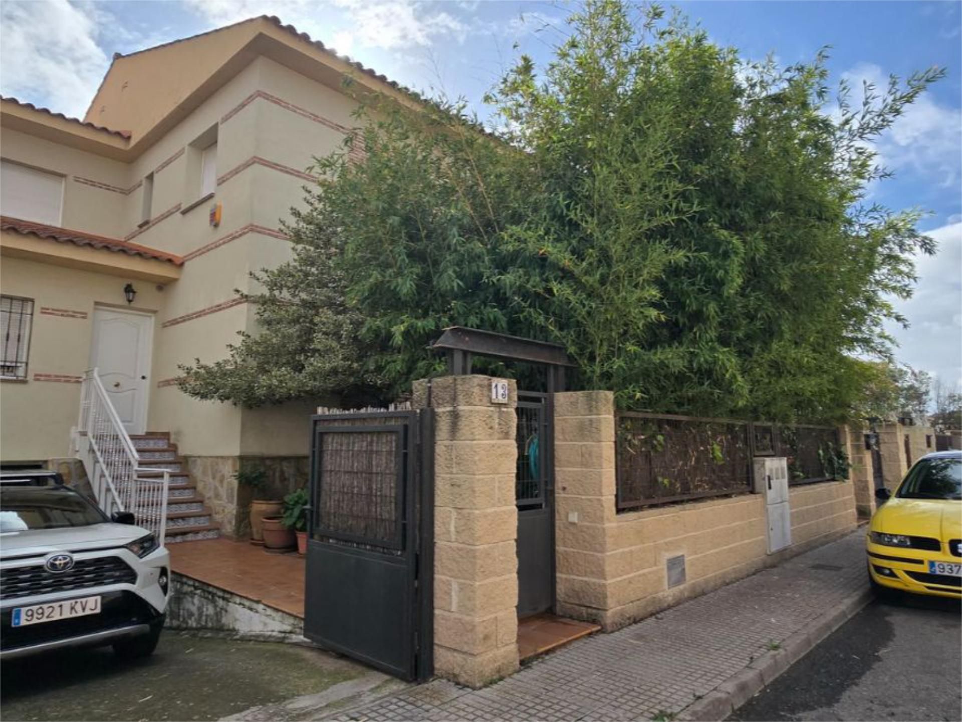 Vista exterior de Casa adosada en venda en Cedillo del Condado amb Aire condicionat i Terrassa