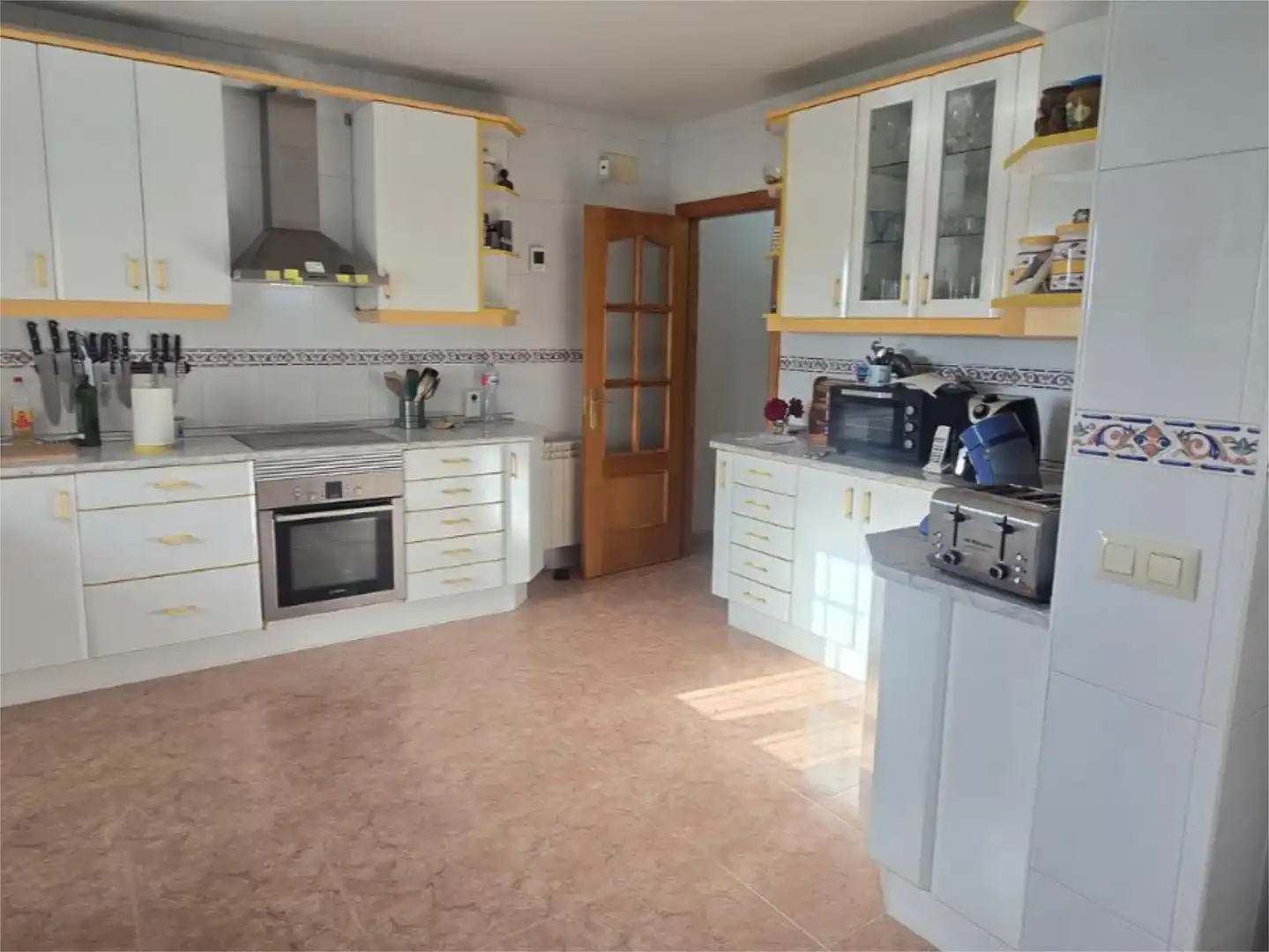 Casa adosada en venda a Calle el Horno, 13, Cedillo del Condado Cuina de Casa adosada en venda en Cedillo del Condado amb Aire condicionat i Terrassa
