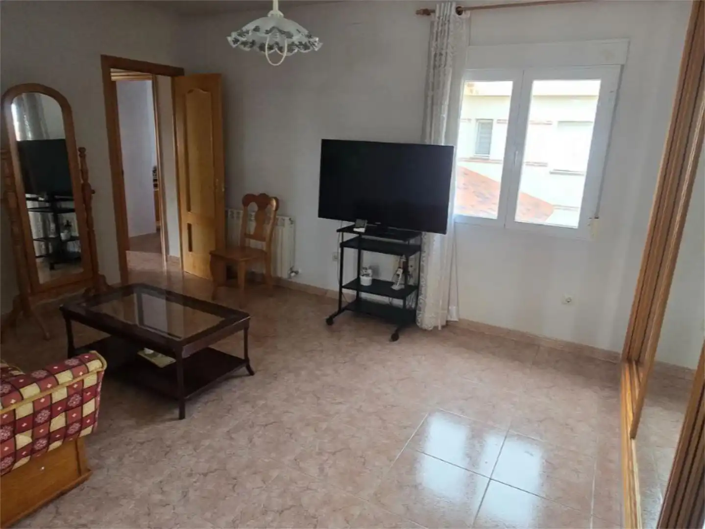 Casa adosada en venda a Calle el Horno, 13, Cedillo del Condado Sala d'estar de Casa adosada en venda en Cedillo del Condado amb Aire condicionat i Terrassa