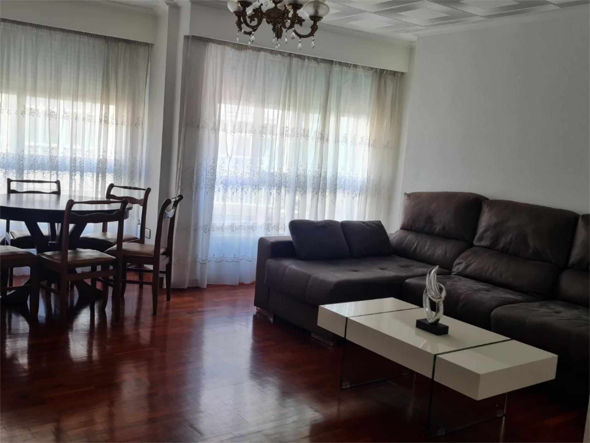 Sala d'estar de Pis de lloguer en Ourense Capital  amb Calefacció, Parquet i Moblat