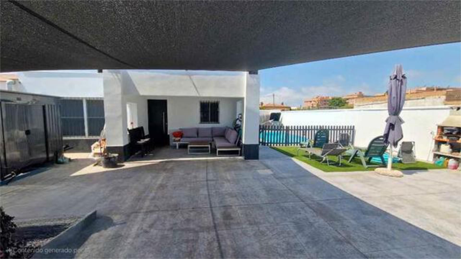 Vista exterior de Casa adosada en venda en El Puerto de Santa María amb Piscina