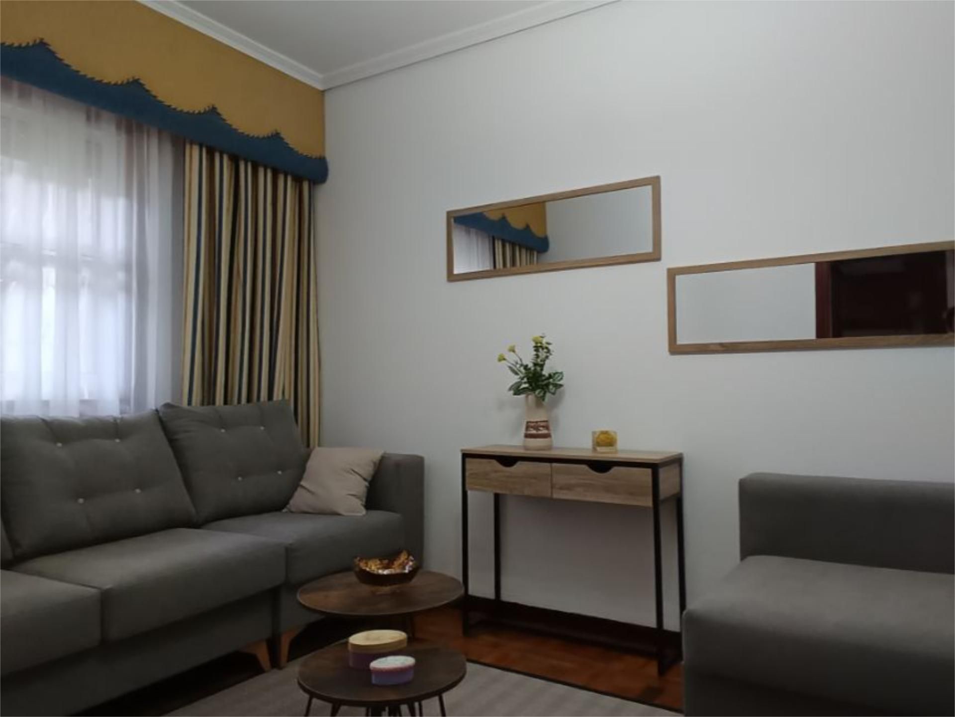 Sala d'estar de Pis de lloguer en Vigo  amb Calefacció, Parquet i Traster