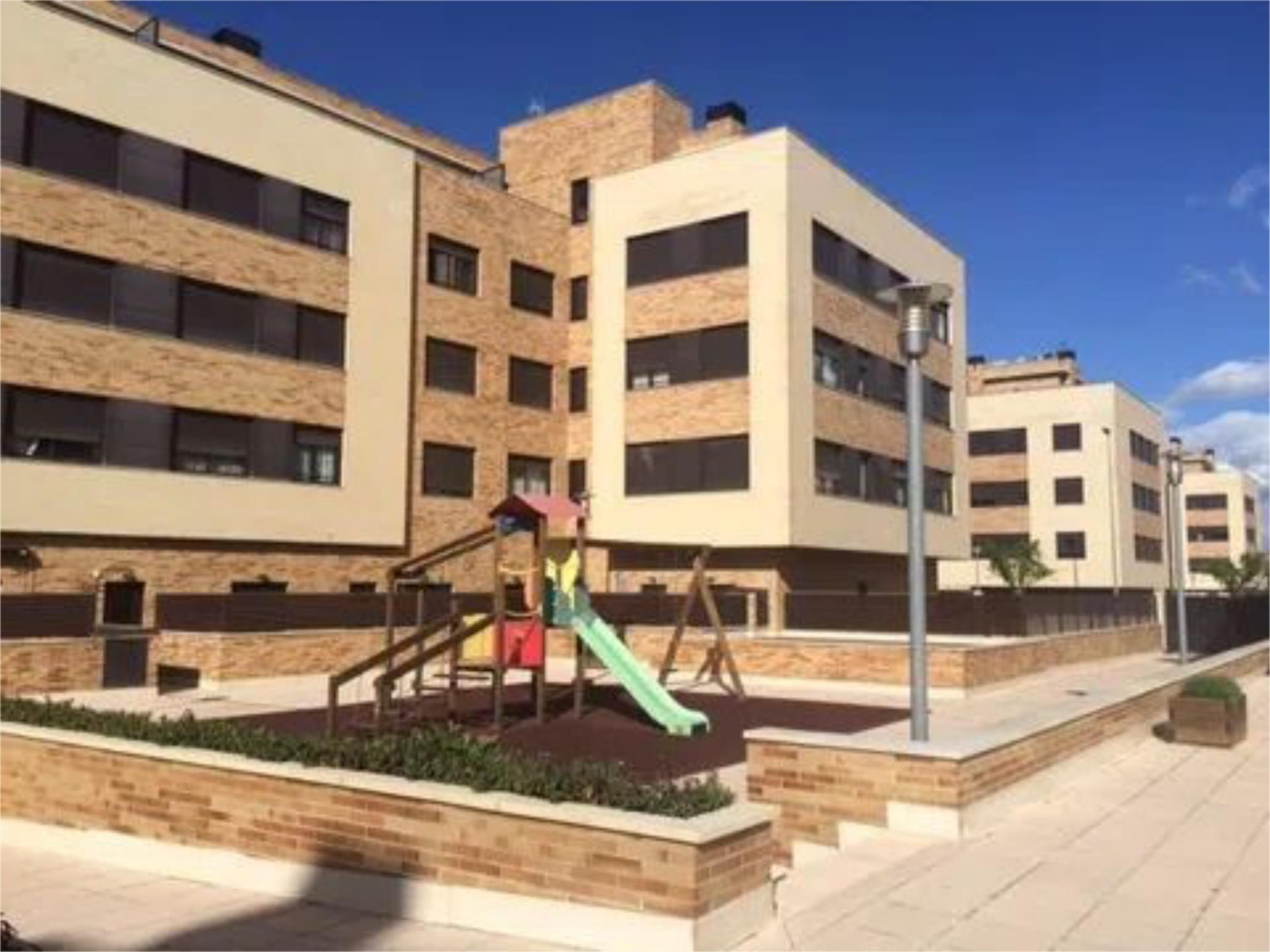 Vista exterior de Pis de lloguer en Lardero amb Calefacció, Parquet i Traster