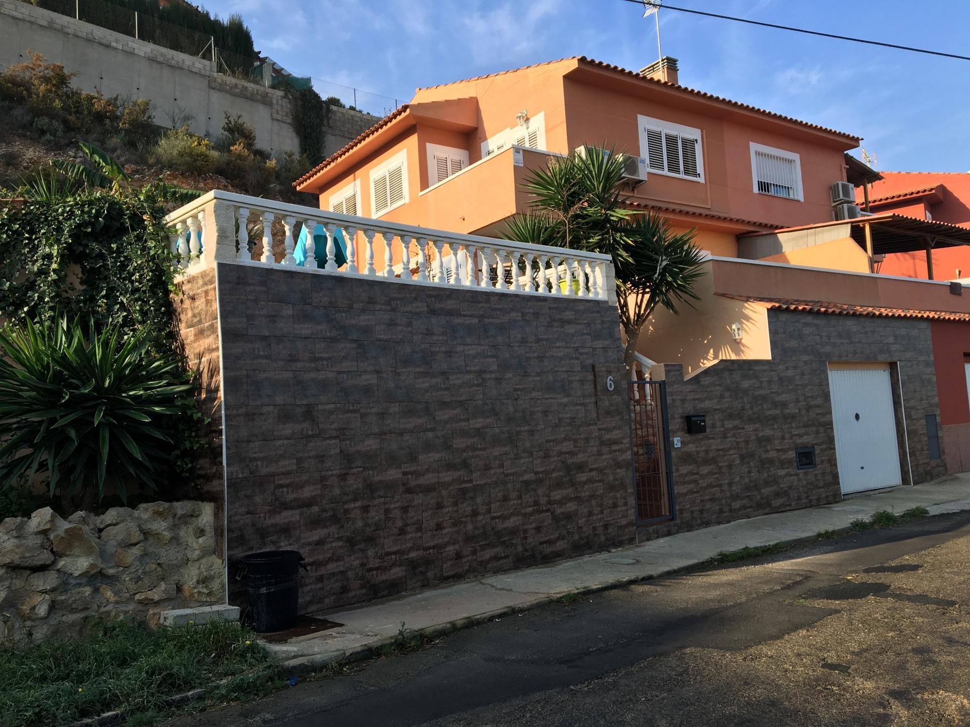 Exterior view of Single-family semi-detached for sale in Chiva  with Terrace and Swimming Pool