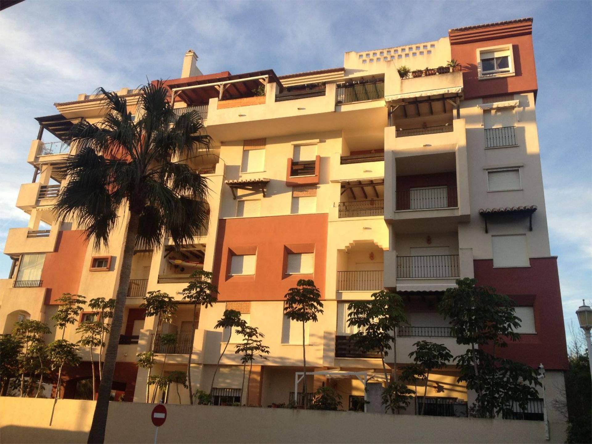 Vista exterior de Piso de alquiler en Motril con Jardín privado, Terraza y Piscina