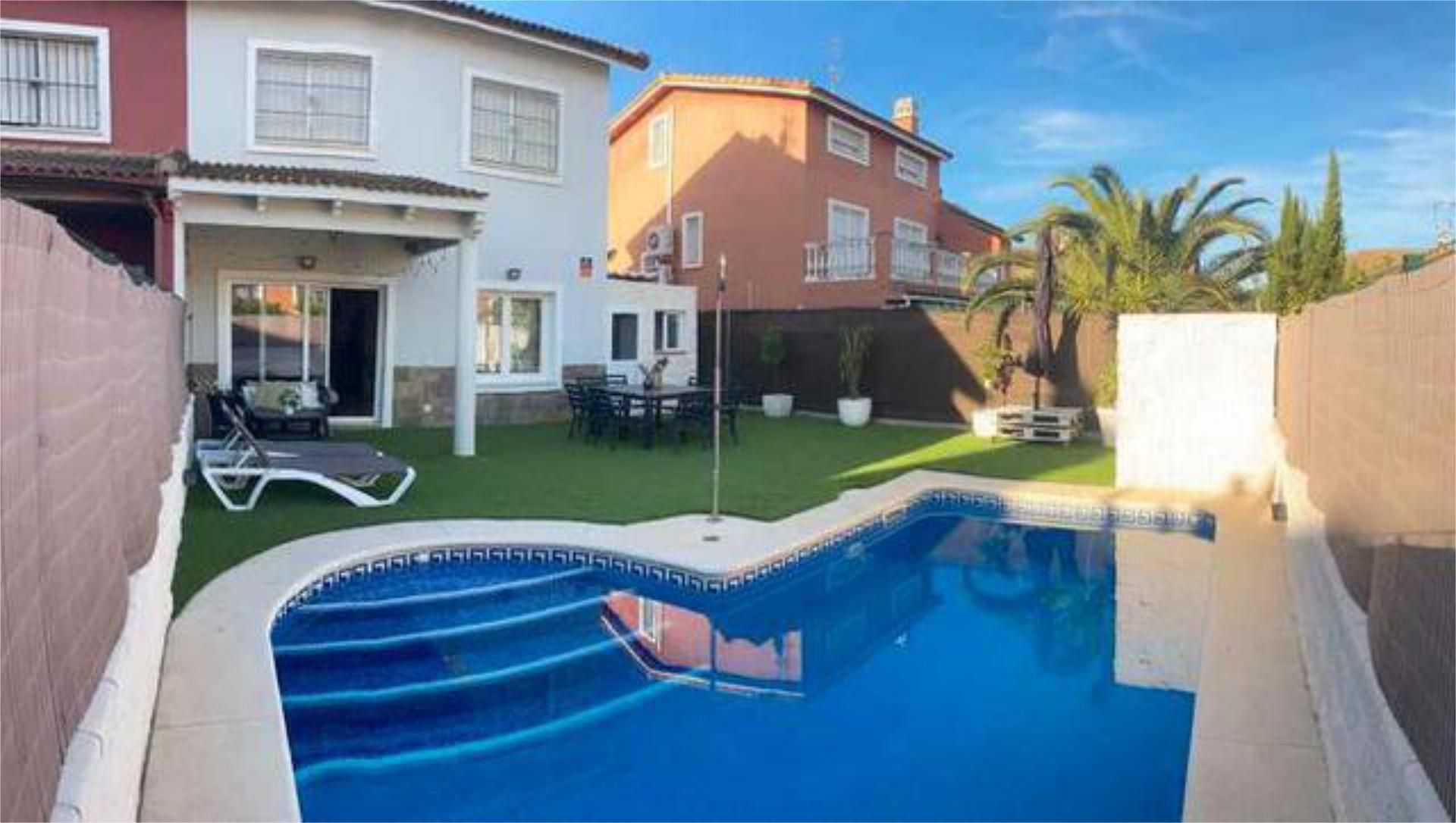 Piscina de Casa adosada en venda en Bormujos amb Calefacció, Jardí privat i Traster