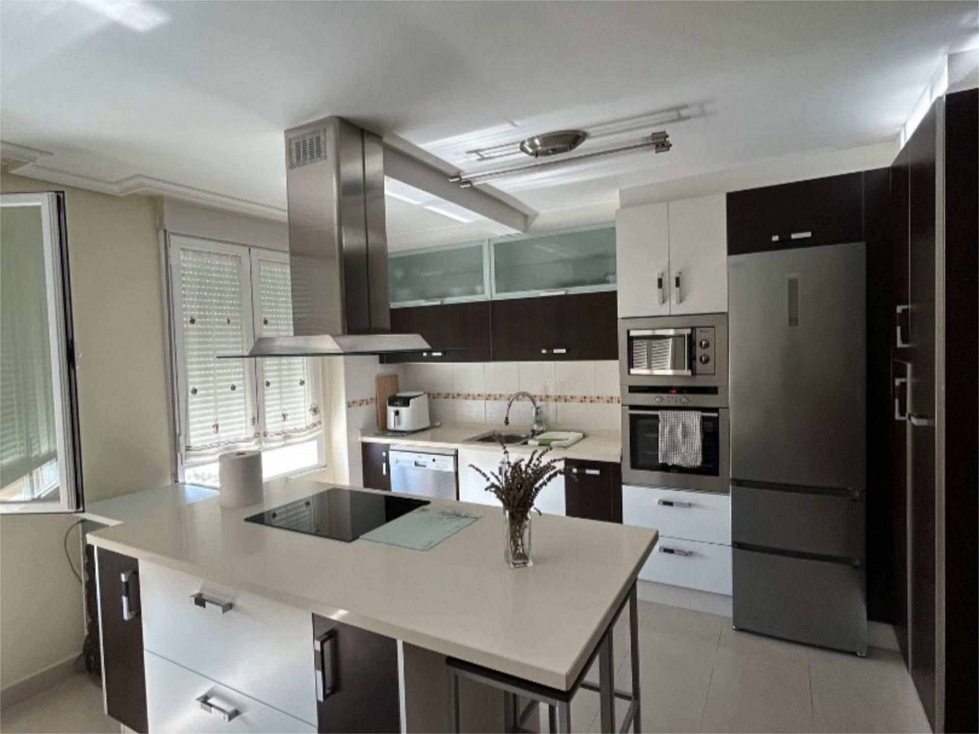 Cocina de Piso en venta en Ponferrada con Calefacción, Parquet y Trastero