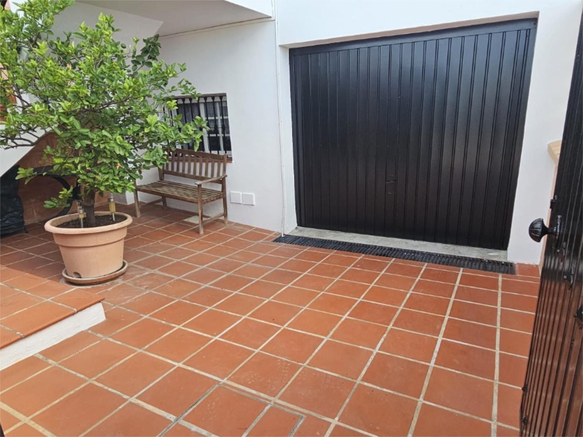 Vista exterior de Casa adosada en venda en La Línea de la Concepción amb Aire condicionat i Balcó