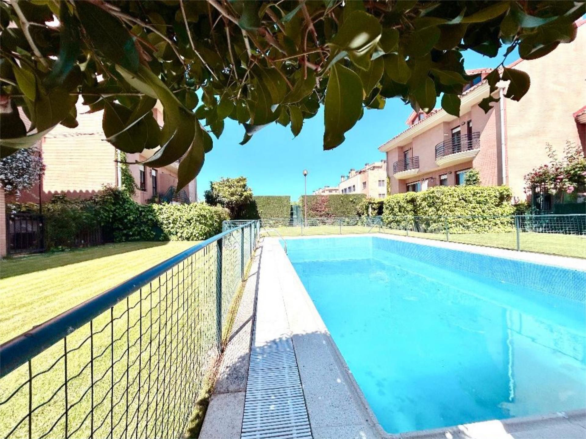 Swimming pool of House or chalet to share in Lardero  with Air Conditioner, Heating and Private garden