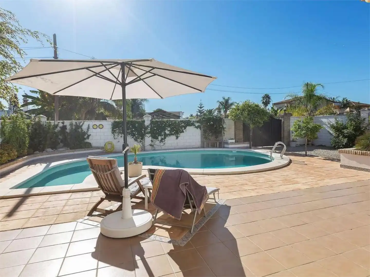 Casa adosada de alquiler en Calle Genil, 15, Las Palmeras - Dehesilla Piscina de Casa adosada de alquiler en Sanlúcar de Barrameda con Aire acondicionado, Calefacción y Jardín privado