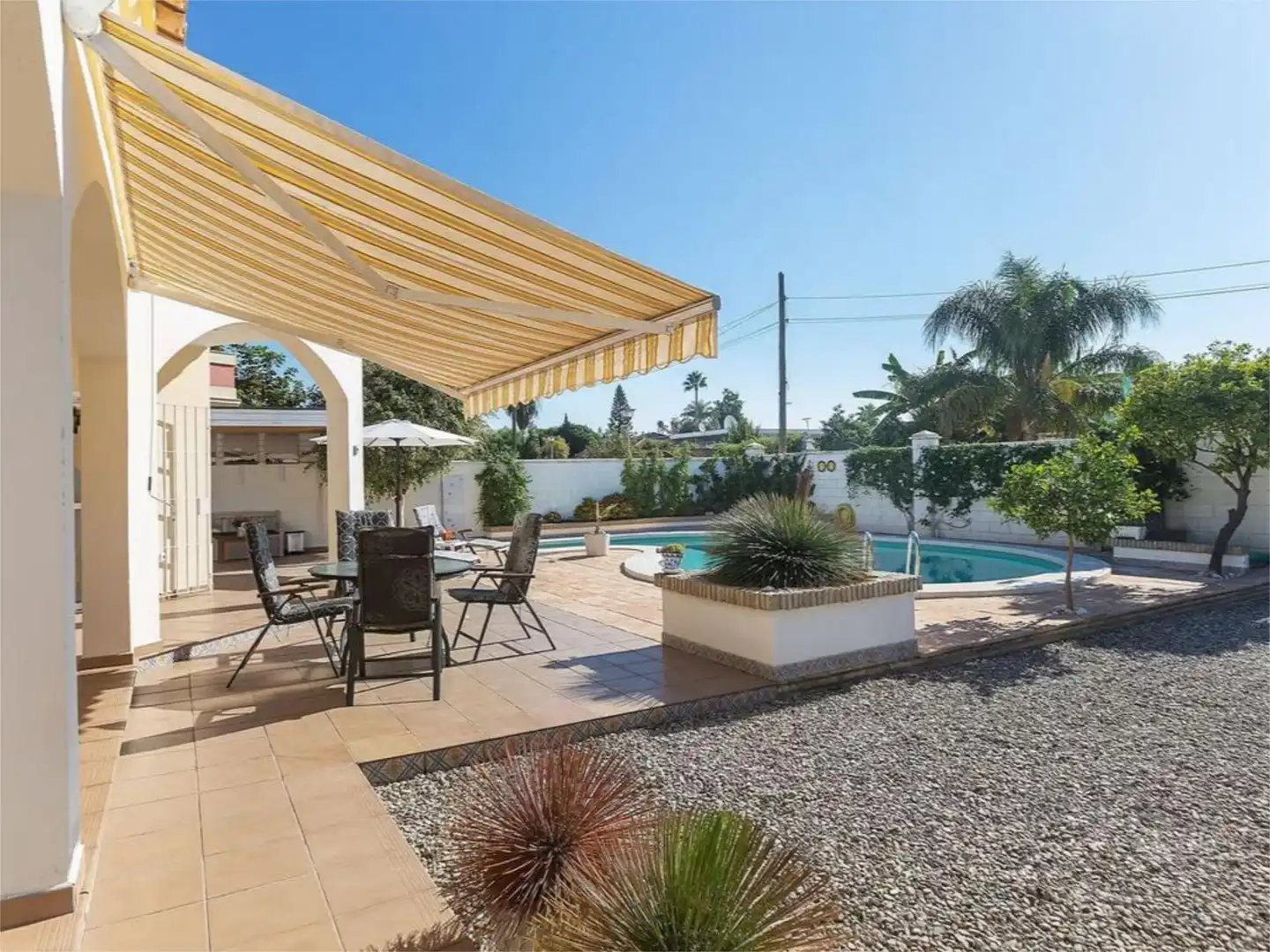 Casa adosada de alquiler en Calle Genil, 15, Las Palmeras - Dehesilla Terraza de Casa adosada de alquiler en Sanlúcar de Barrameda con Aire acondicionado, Calefacción y Jardín privado