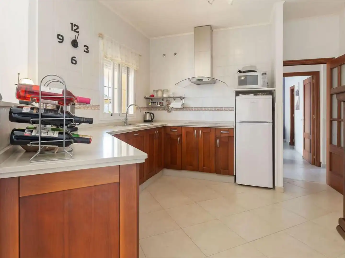 Casa adosada de alquiler en Calle Genil, 15, Las Palmeras - Dehesilla Cocina de Casa adosada de alquiler en Sanlúcar de Barrameda con Aire acondicionado, Calefacción y Jardín privado