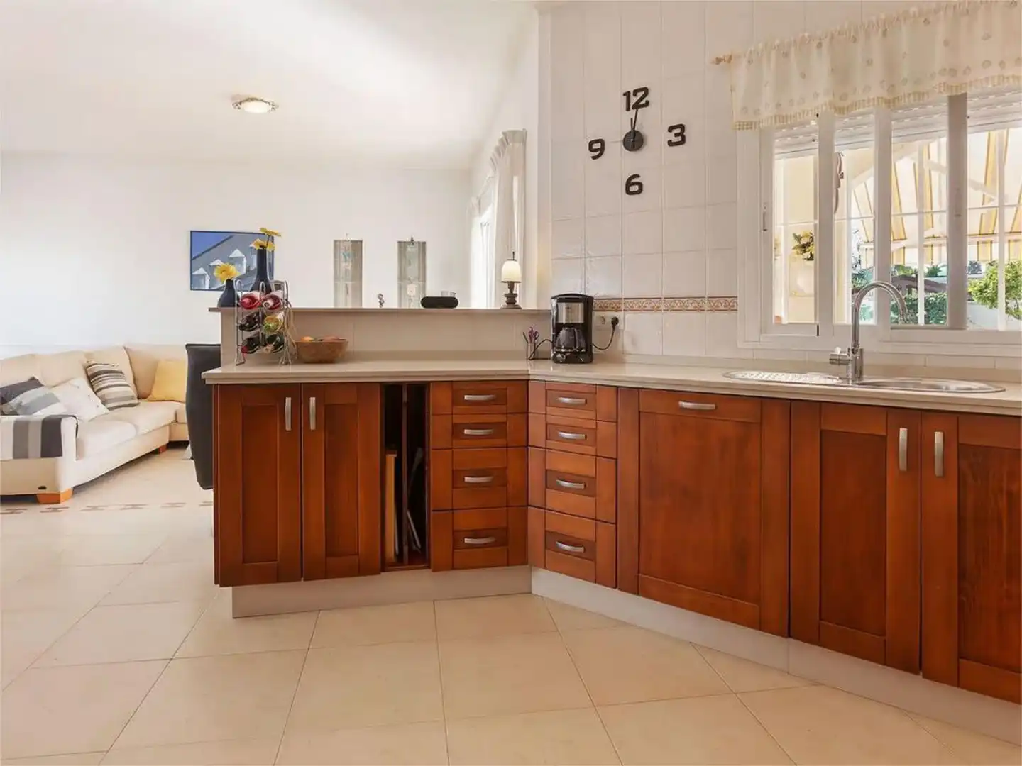Casa adosada de alquiler en Calle Genil, 15, Las Palmeras - Dehesilla Cocina de Casa adosada de alquiler en Sanlúcar de Barrameda con Aire acondicionado, Calefacción y Jardín privado