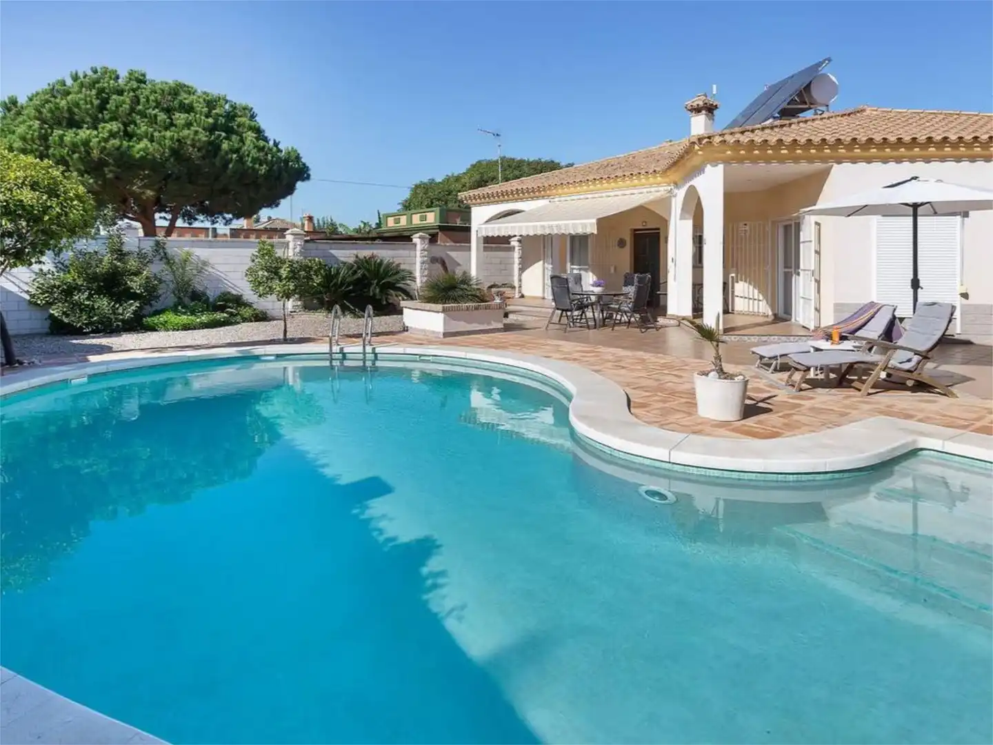 Casa adosada de alquiler en Calle Genil, 15, Las Palmeras - Dehesilla Piscina de Casa adosada de alquiler en Sanlúcar de Barrameda con Aire acondicionado, Calefacción y Jardín privado