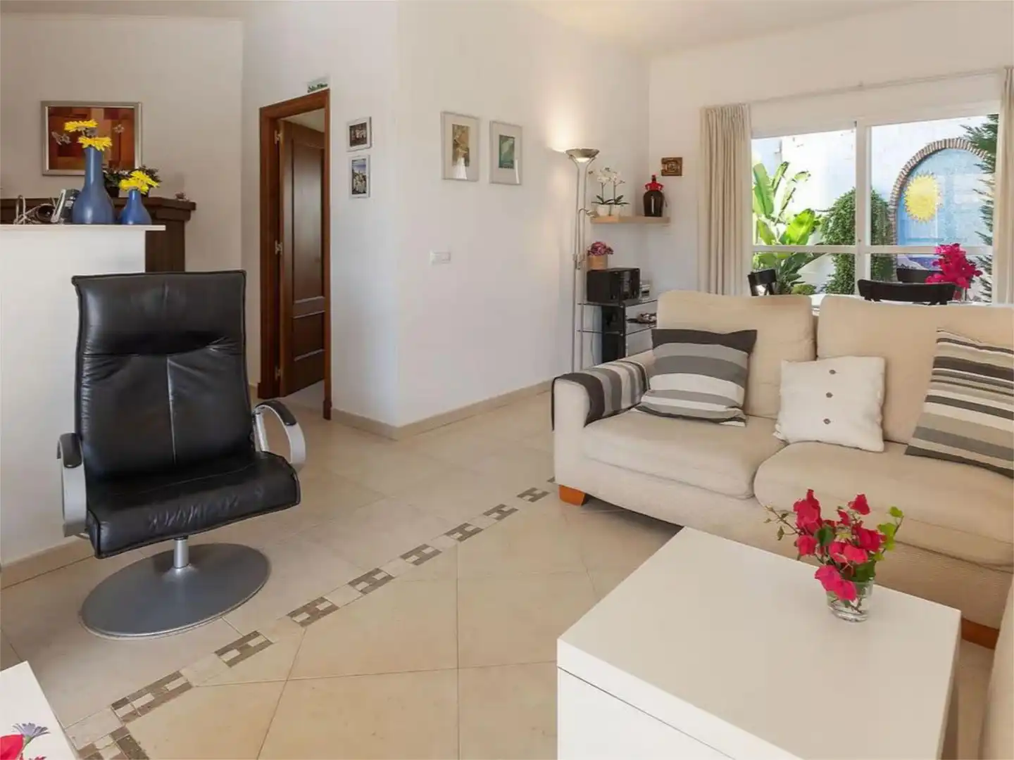 Casa adosada de alquiler en Calle Genil, 15, Las Palmeras - Dehesilla Sala de estar de Casa adosada de alquiler en Sanlúcar de Barrameda con Aire acondicionado, Calefacción y Jardín privado