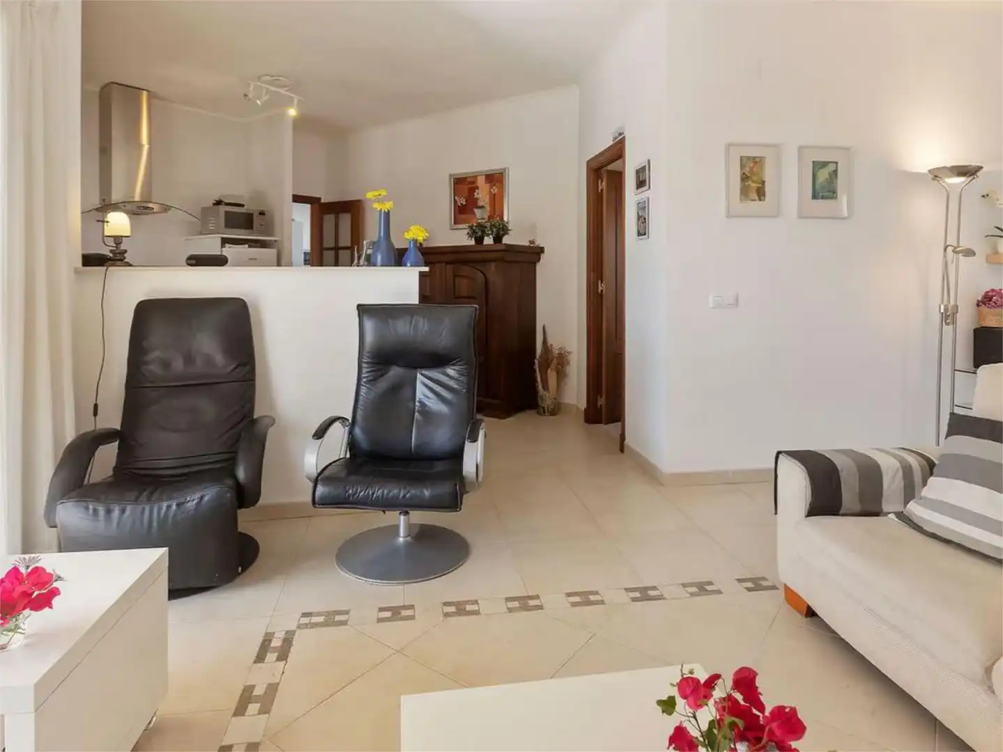 Casa adosada de alquiler en Calle Genil, 15, Las Palmeras - Dehesilla Sala de estar de Casa adosada de alquiler en Sanlúcar de Barrameda con Aire acondicionado, Calefacción y Jardín privado