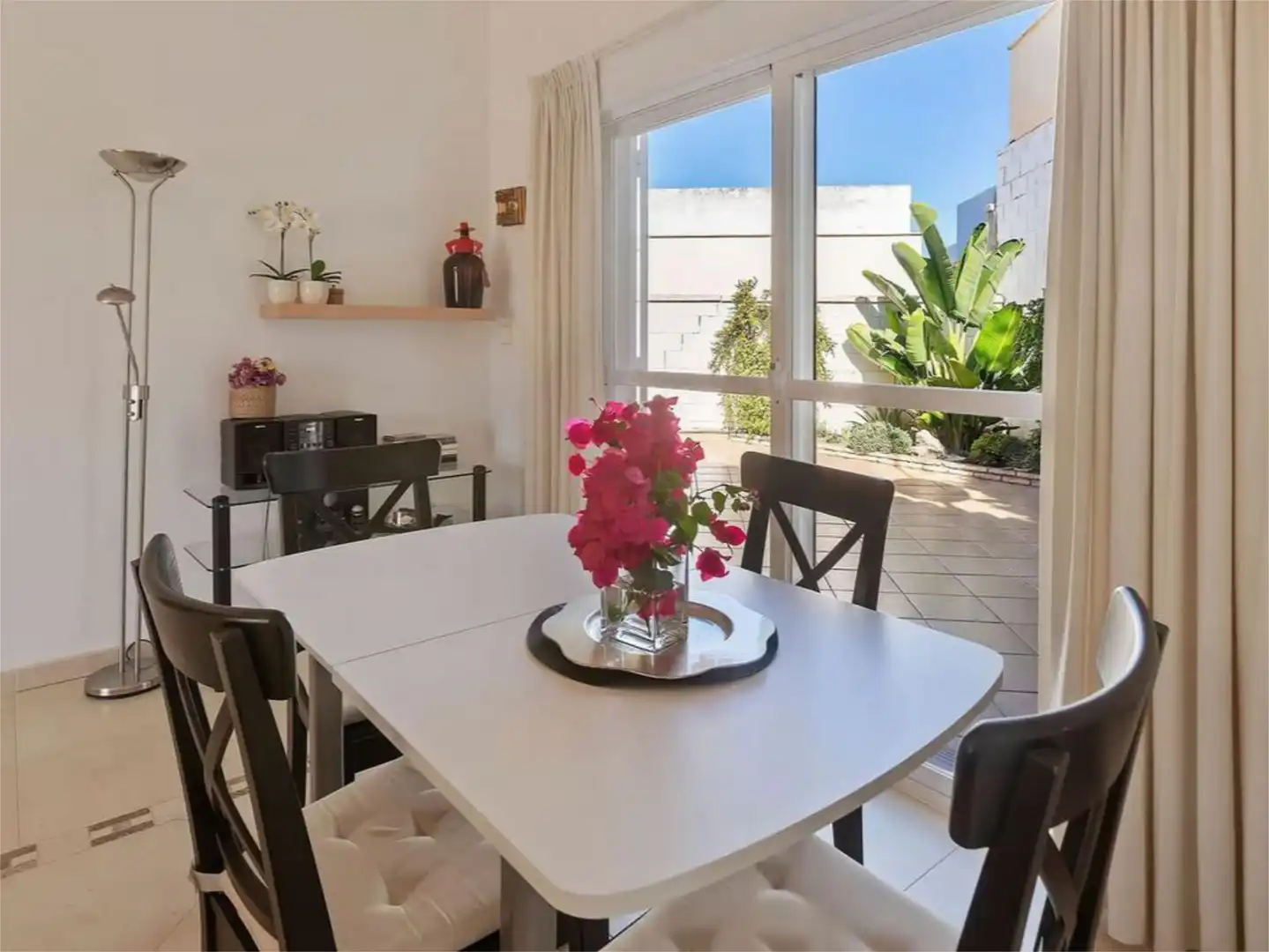 Casa adosada de alquiler en Calle Genil, 15, Las Palmeras - Dehesilla Comedor de Casa adosada de alquiler en Sanlúcar de Barrameda con Aire acondicionado, Calefacción y Jardín privado
