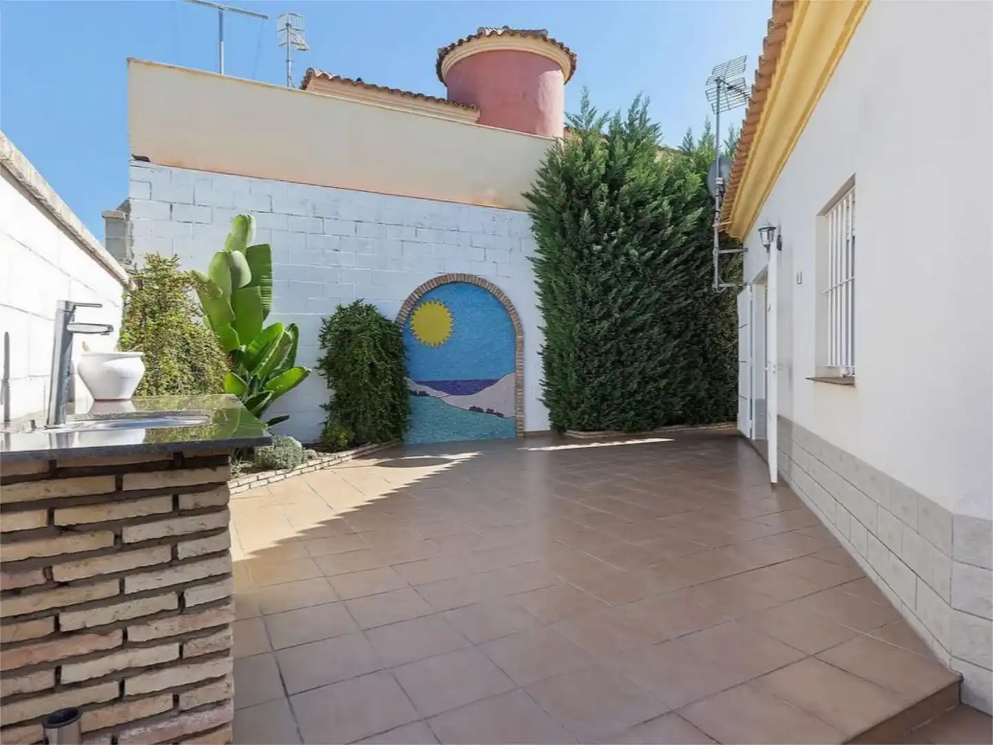 Casa adosada de alquiler en Calle Genil, 15, Las Palmeras - Dehesilla Terraza de Casa adosada de alquiler en Sanlúcar de Barrameda con Aire acondicionado, Calefacción y Jardín privado