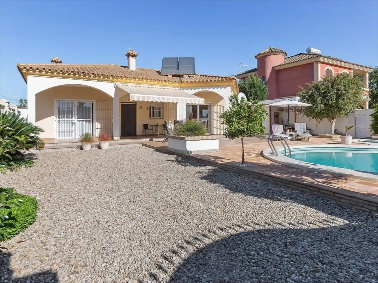 Casa adosada de alquiler en Calle Genil, 15, Las Palmeras - Dehesilla Vista exterior de Casa adosada de alquiler en Sanlúcar de Barrameda con Aire acondicionado, Calefacción y Jardín privado