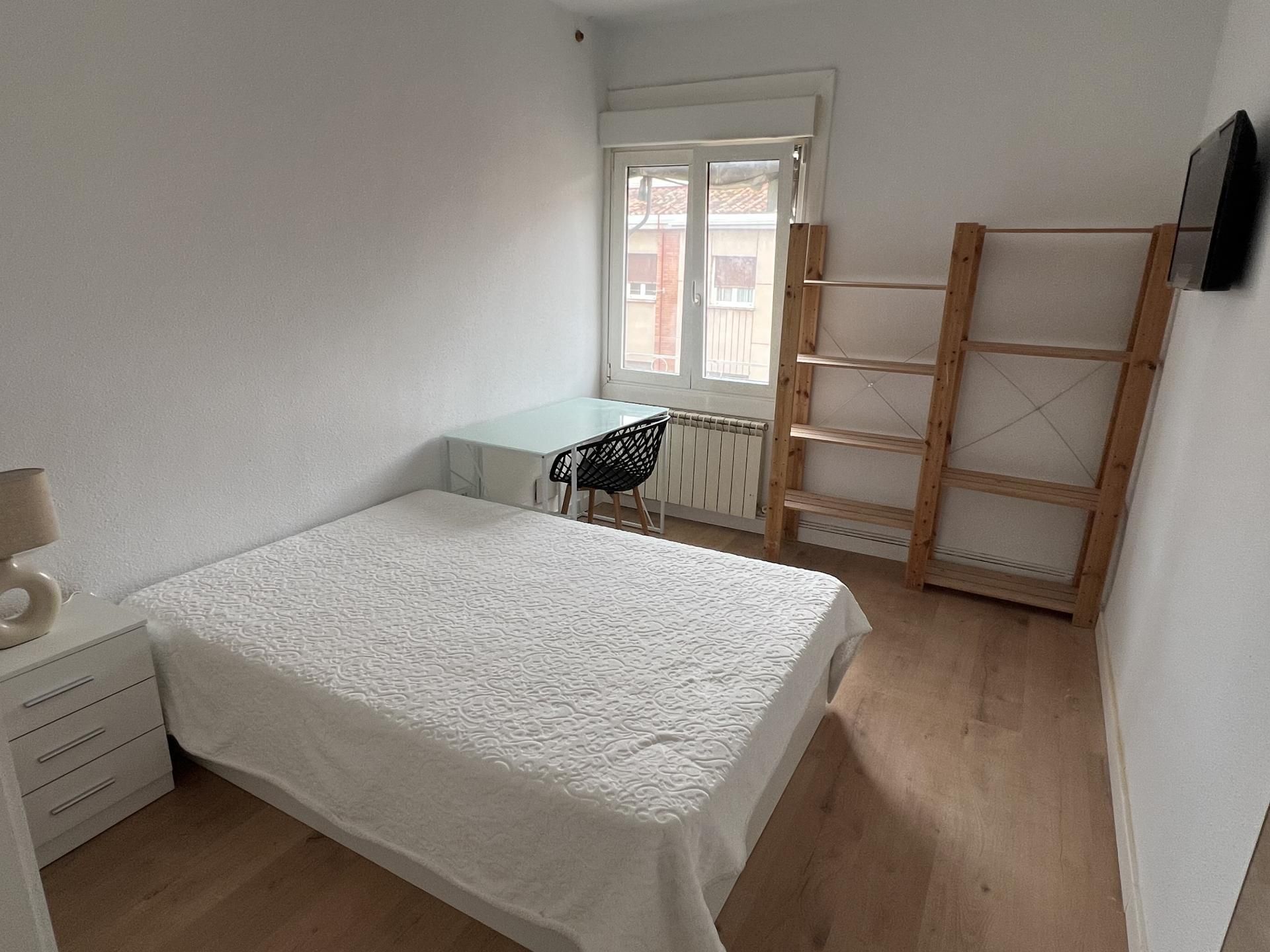 Bedroom of Flat to share in  Logroño  with Air Conditioner, Heating and Furnished