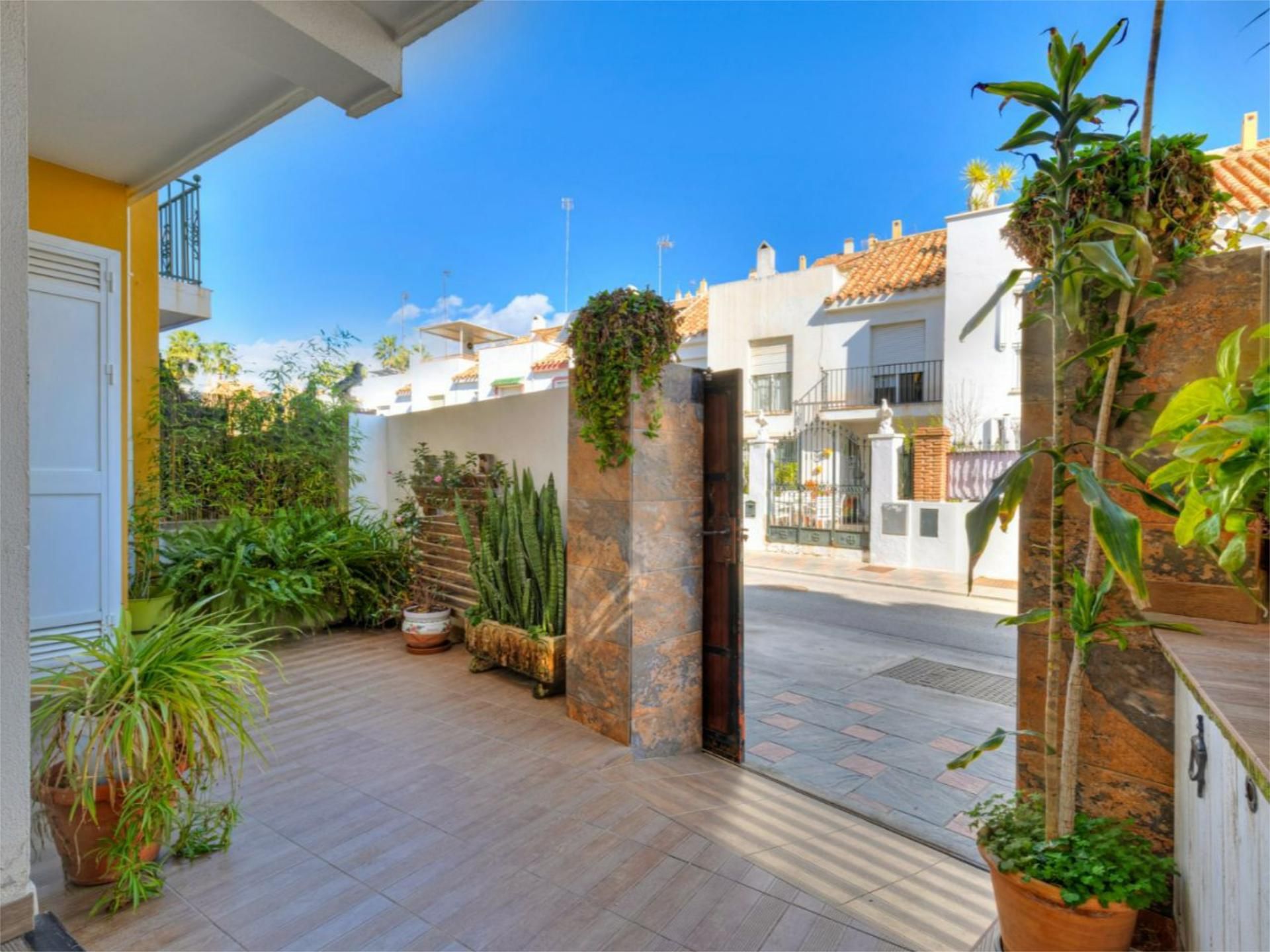 Vista exterior de Casa o xalet en venda en Fuengirola amb Aire condicionat, Terrassa i Balcó
