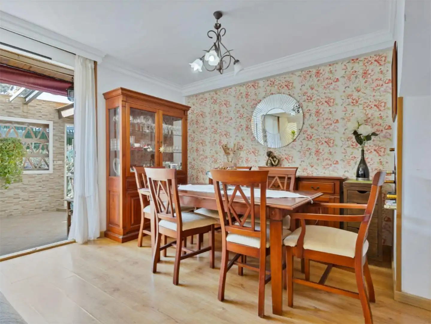 Houses for sale in Calle Monaguillo, 1, Los Boliches Dining room of Houses for sale in Fuengirola with Air Conditioner, Private garden and Parquet flooring