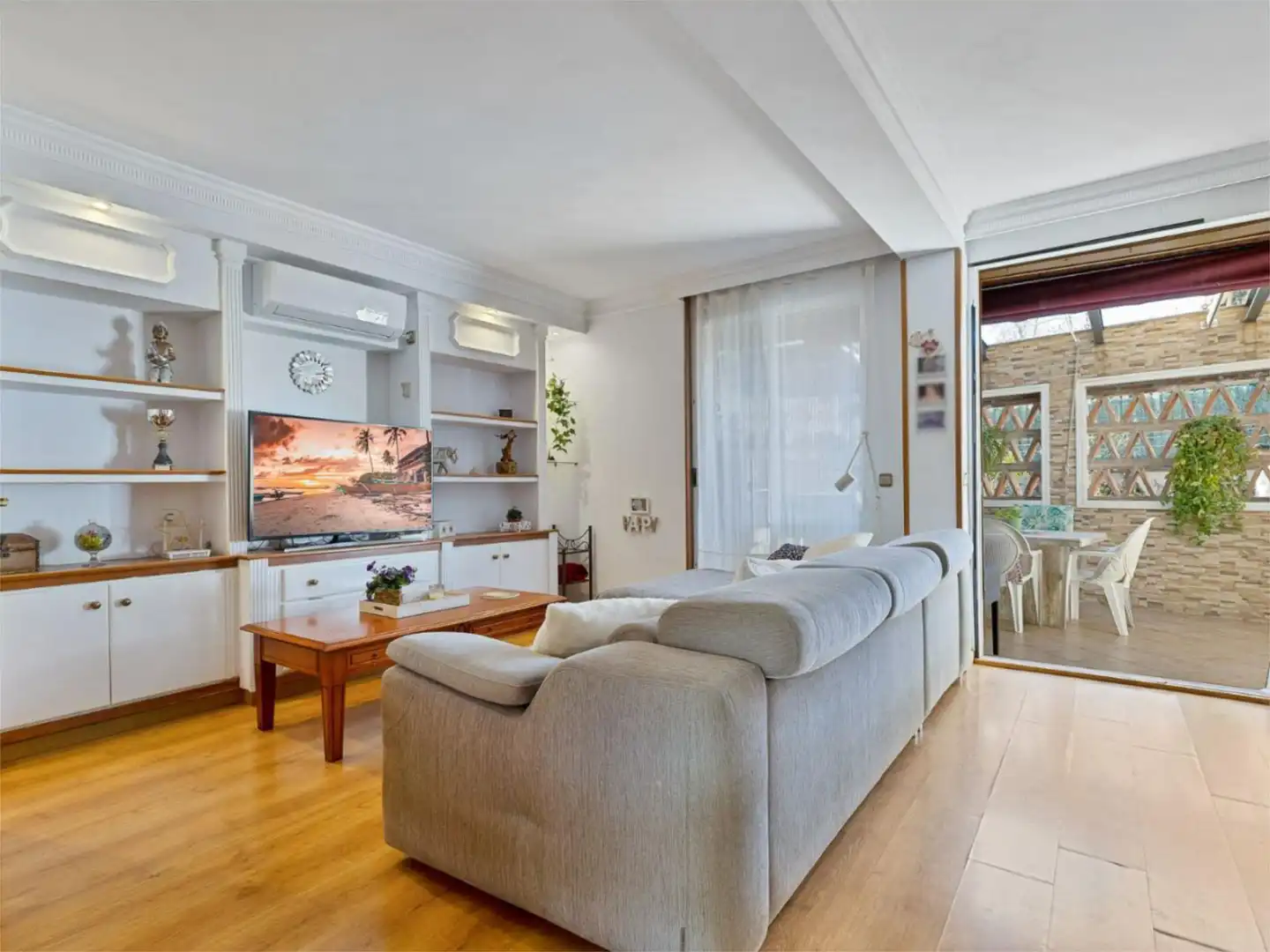 Houses for sale in Calle Monaguillo, 1, Los Boliches Living room of Houses for sale in Fuengirola with Air Conditioner, Private garden and Parquet flooring