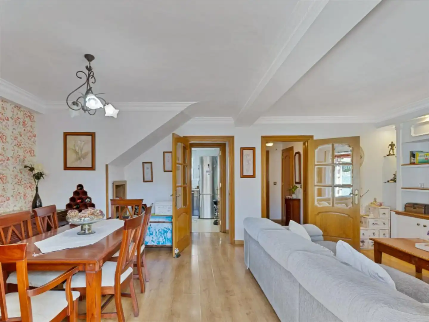 Houses for sale in Calle Monaguillo, 1, Los Boliches Dining room of Houses for sale in Fuengirola with Air Conditioner, Private garden and Parquet flooring