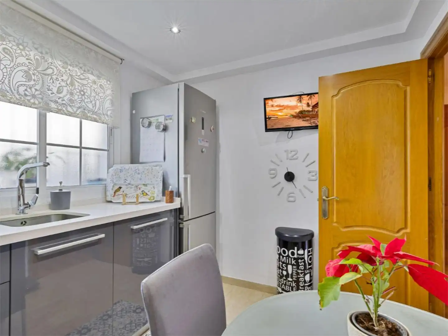 Houses for sale in Calle Monaguillo, 1, Los Boliches Kitchen of Houses for sale in Fuengirola with Air Conditioner, Private garden and Parquet flooring