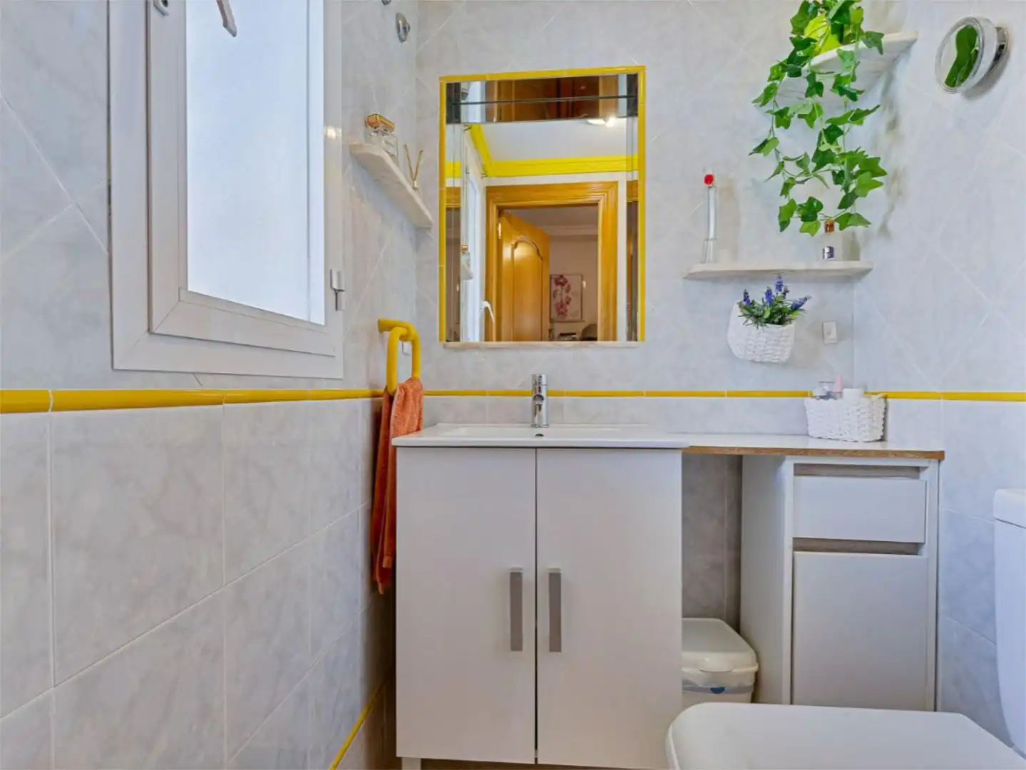 Houses for sale in Calle Monaguillo, 1, Los Boliches Bathroom of Houses for sale in Fuengirola with Air Conditioner, Private garden and Parquet flooring