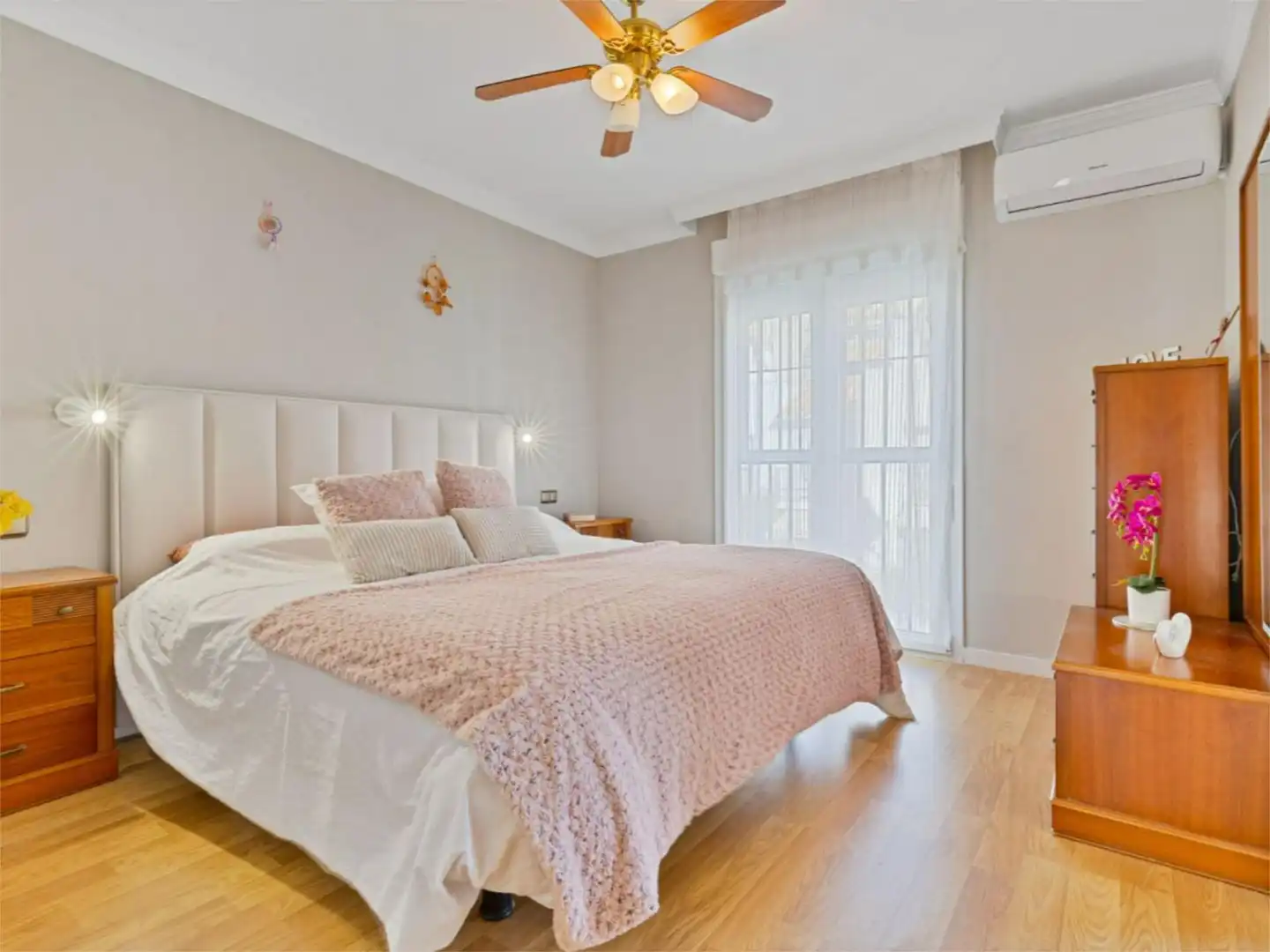 Houses for sale in Calle Monaguillo, 1, Los Boliches Bedroom of Houses for sale in Fuengirola with Air Conditioner, Private garden and Parquet flooring