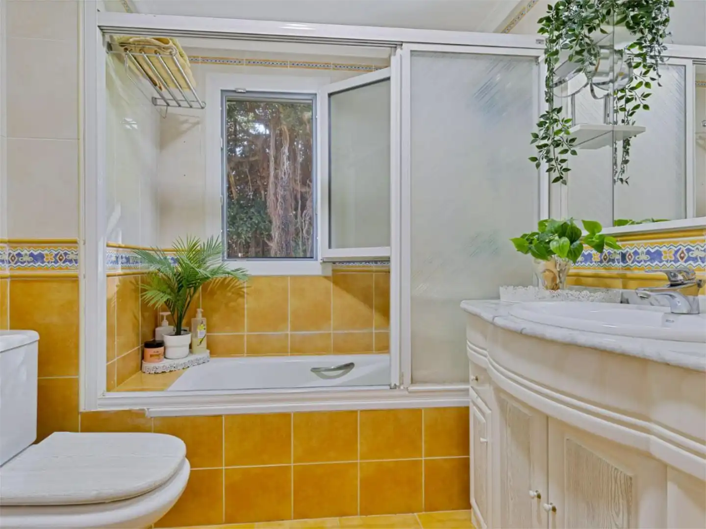 Houses for sale in Calle Monaguillo, 1, Los Boliches Bathroom of Houses for sale in Fuengirola with Air Conditioner, Private garden and Parquet flooring