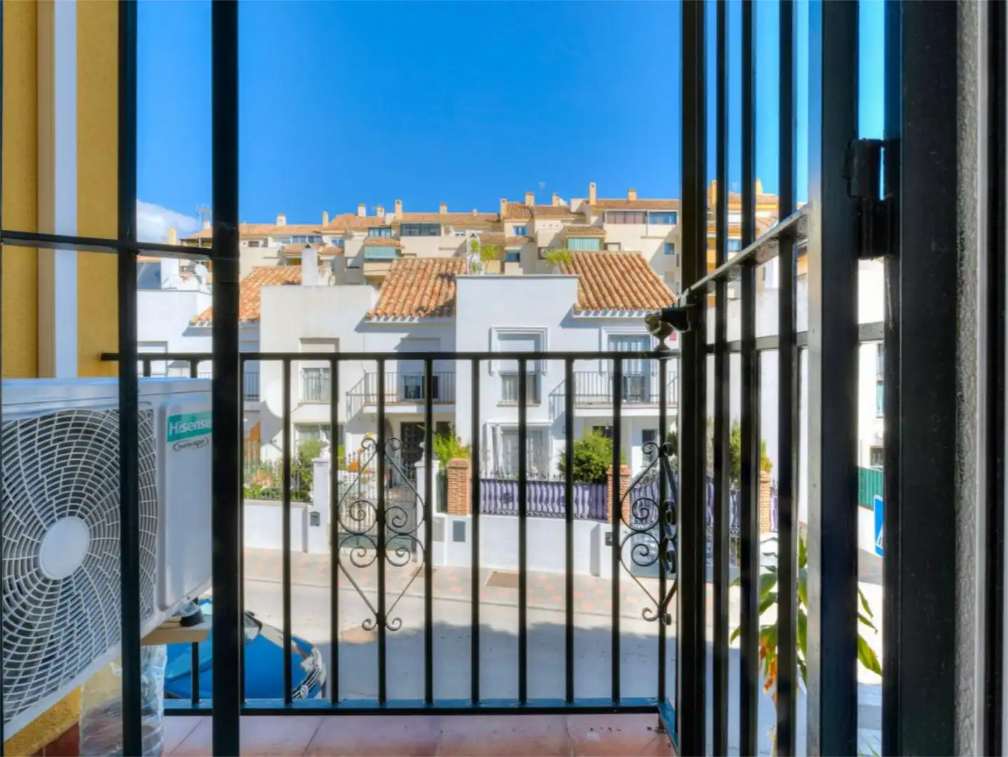 Houses for sale in Calle Monaguillo, 1, Los Boliches Exterior view of Houses for sale in Fuengirola with Air Conditioner, Private garden and Parquet flooring