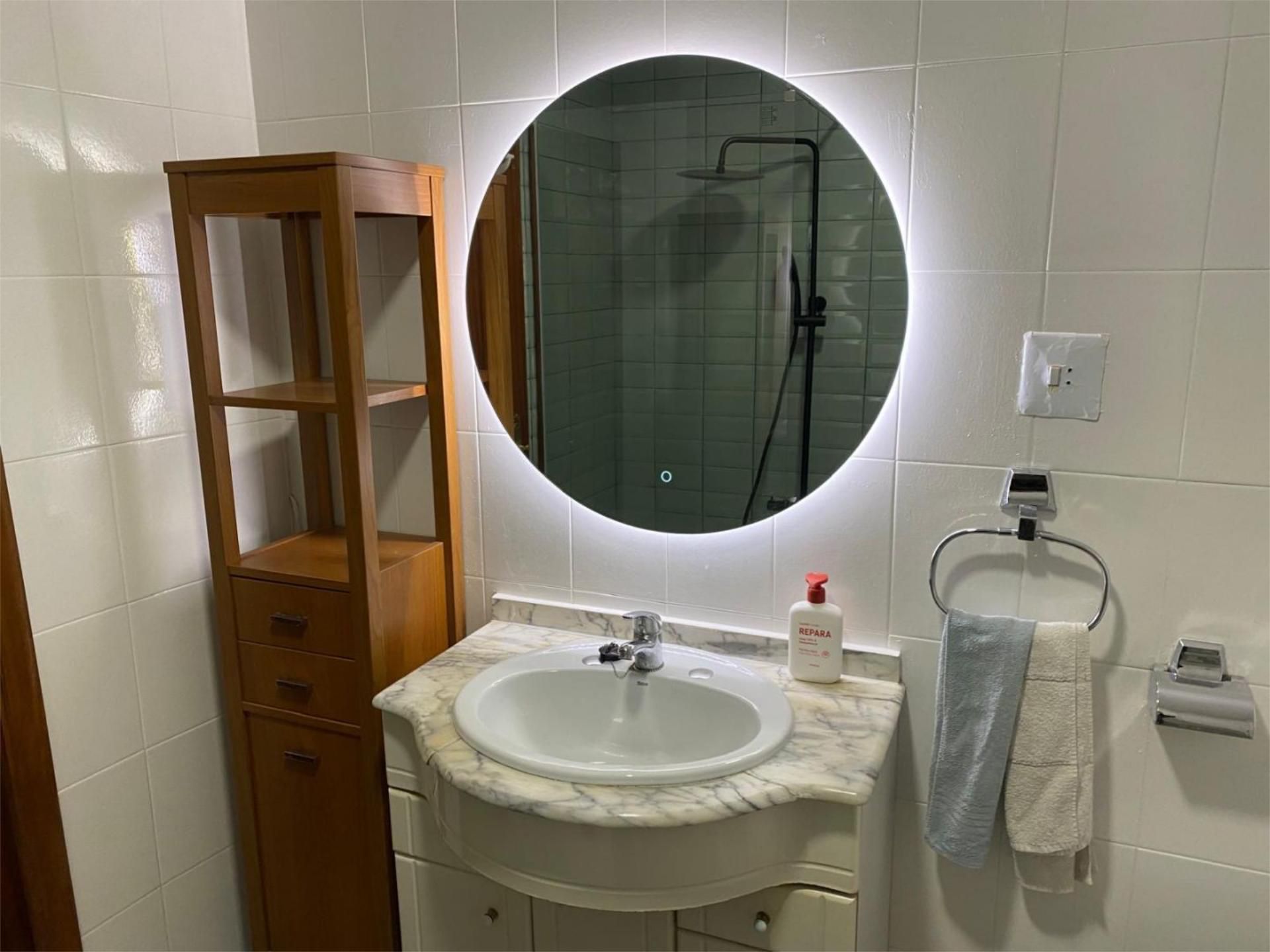 Bany de Pis de lloguer en León Capital  amb Calefacció, Parquet i Terrassa