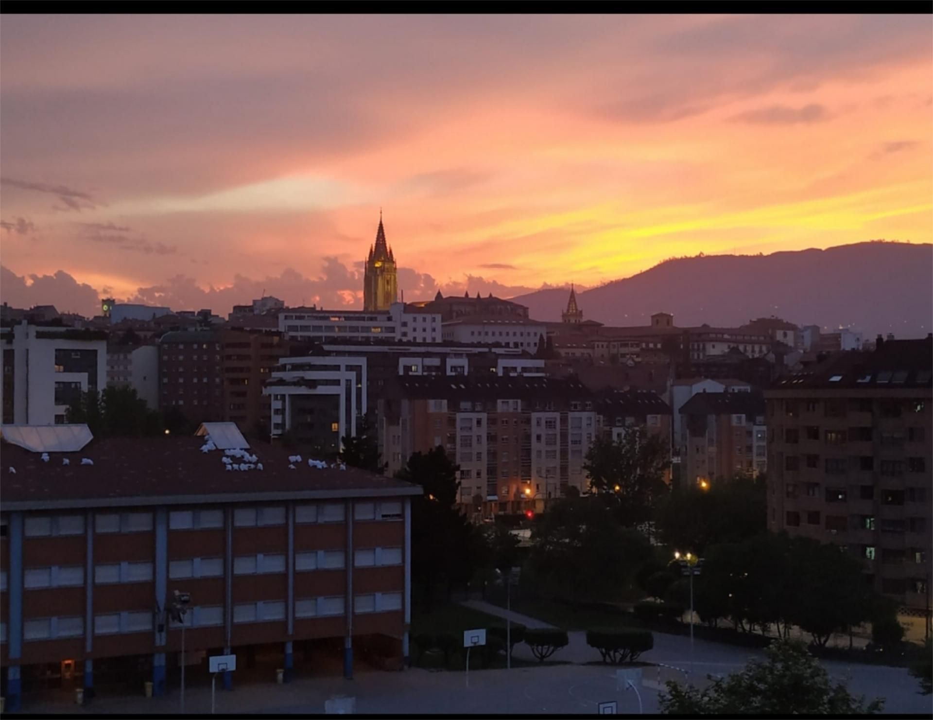 Vista exterior de Piso en venta en Oviedo  con Terraza y Balcón