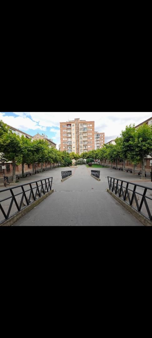Vista exterior de Pis en venda en  Logroño amb Calefacció, Moblat i Forn