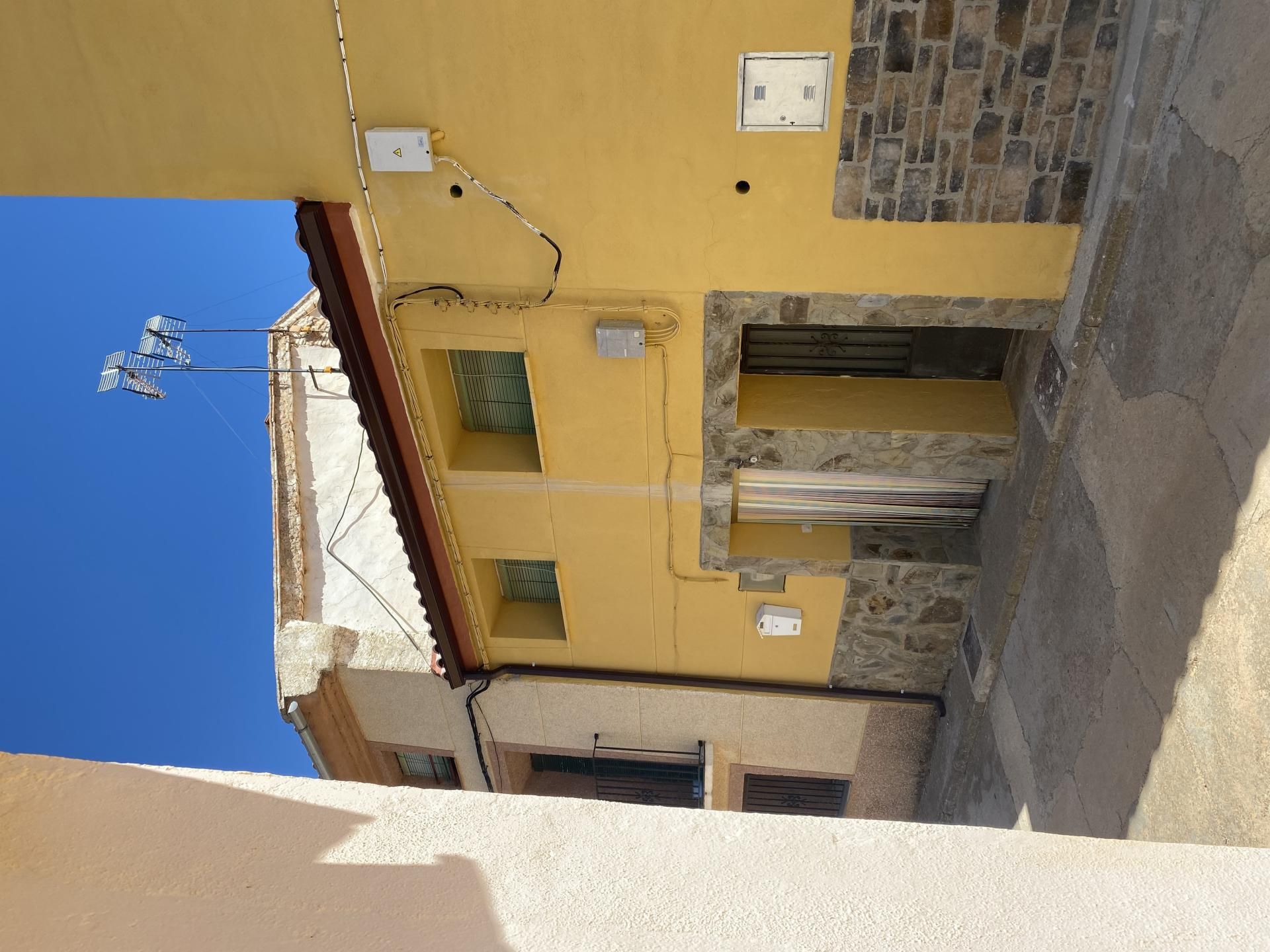 Vista exterior de Casa adosada en venda en Villahermosa del Campo amb Calefacció, Jardí privat i Terrassa