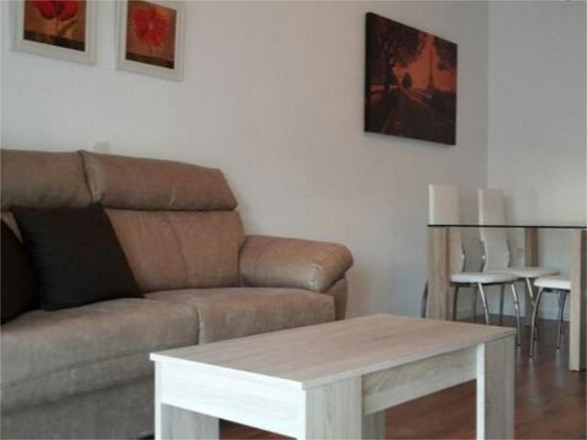 Sala d'estar de Pis de lloguer en Priego de Córdoba amb Parquet, Moblat i Balcó