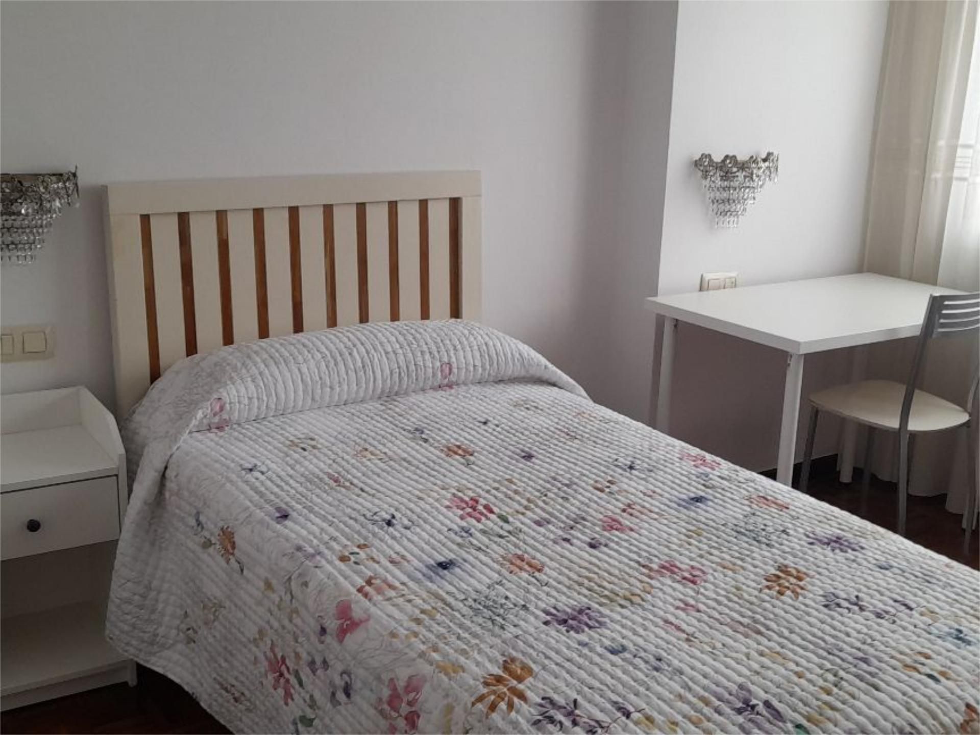 Dormitori de Pis de lloguer en A Coruña Capital  amb Calefacció, Parquet i Terrassa