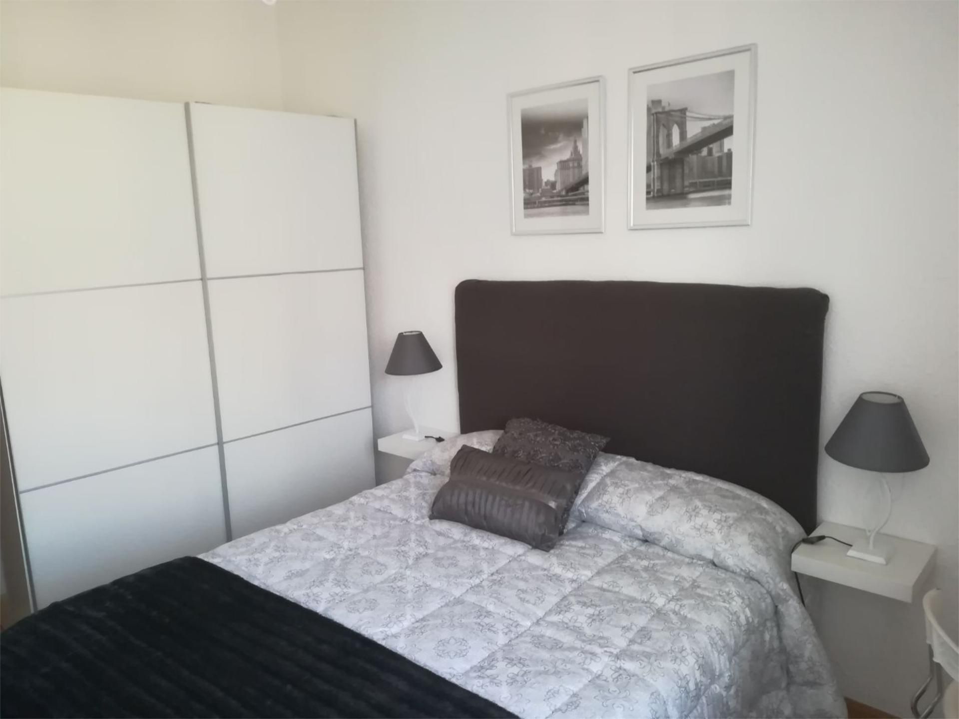 Dormitori de Pis de lloguer en León Capital  amb Calefacció, Parquet i Terrassa