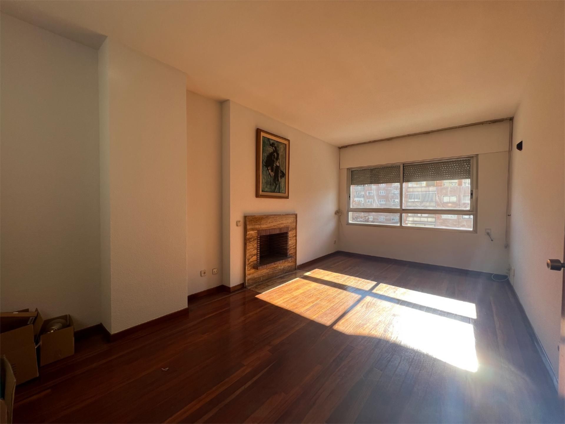Sala d'estar de Pis de lloguer en  Madrid Capital amb Calefacció, Parquet i Aparcament comunitari