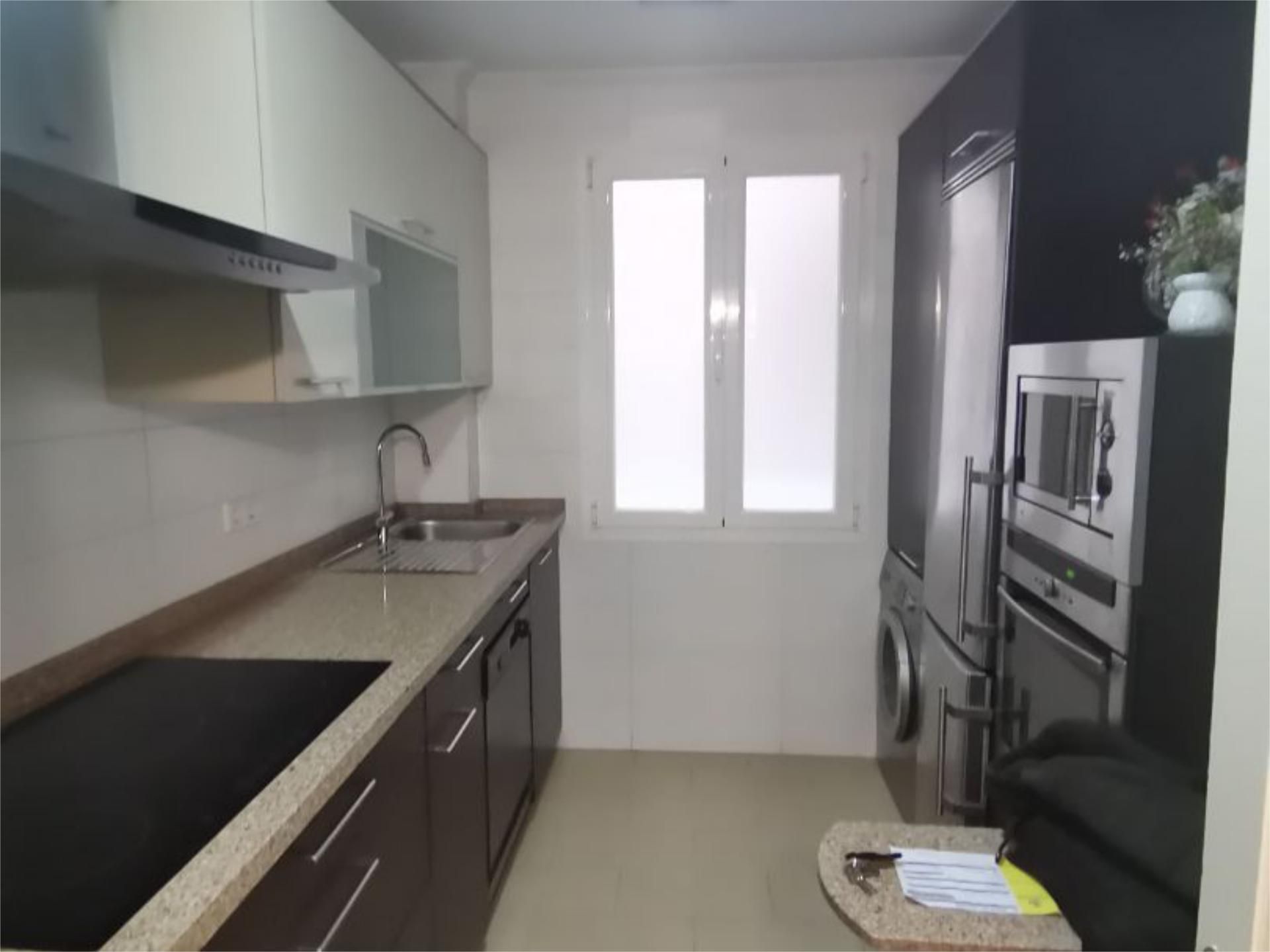 Cuina de Pis en venda en A Coruña Capital  amb Calefacció, Parquet i Moblat