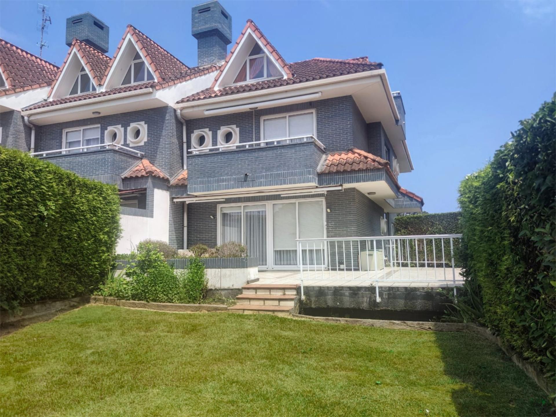 Exterior view of Single-family semi-detached for sale in Getxo   with Terrace and Balcony