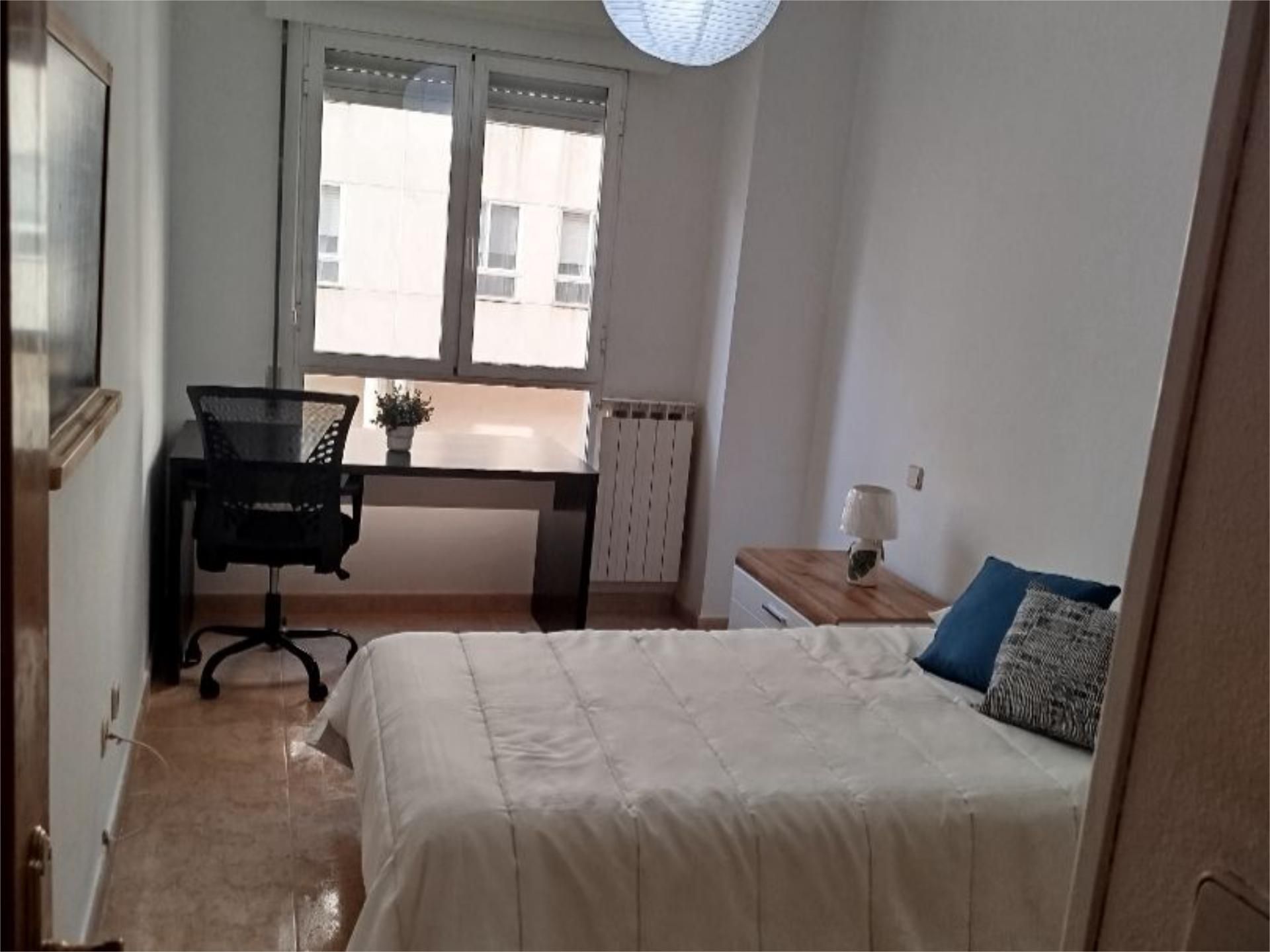Bedroom of Flat to share in  Zaragoza Capital  with Air Conditioner, Heating and Terrace