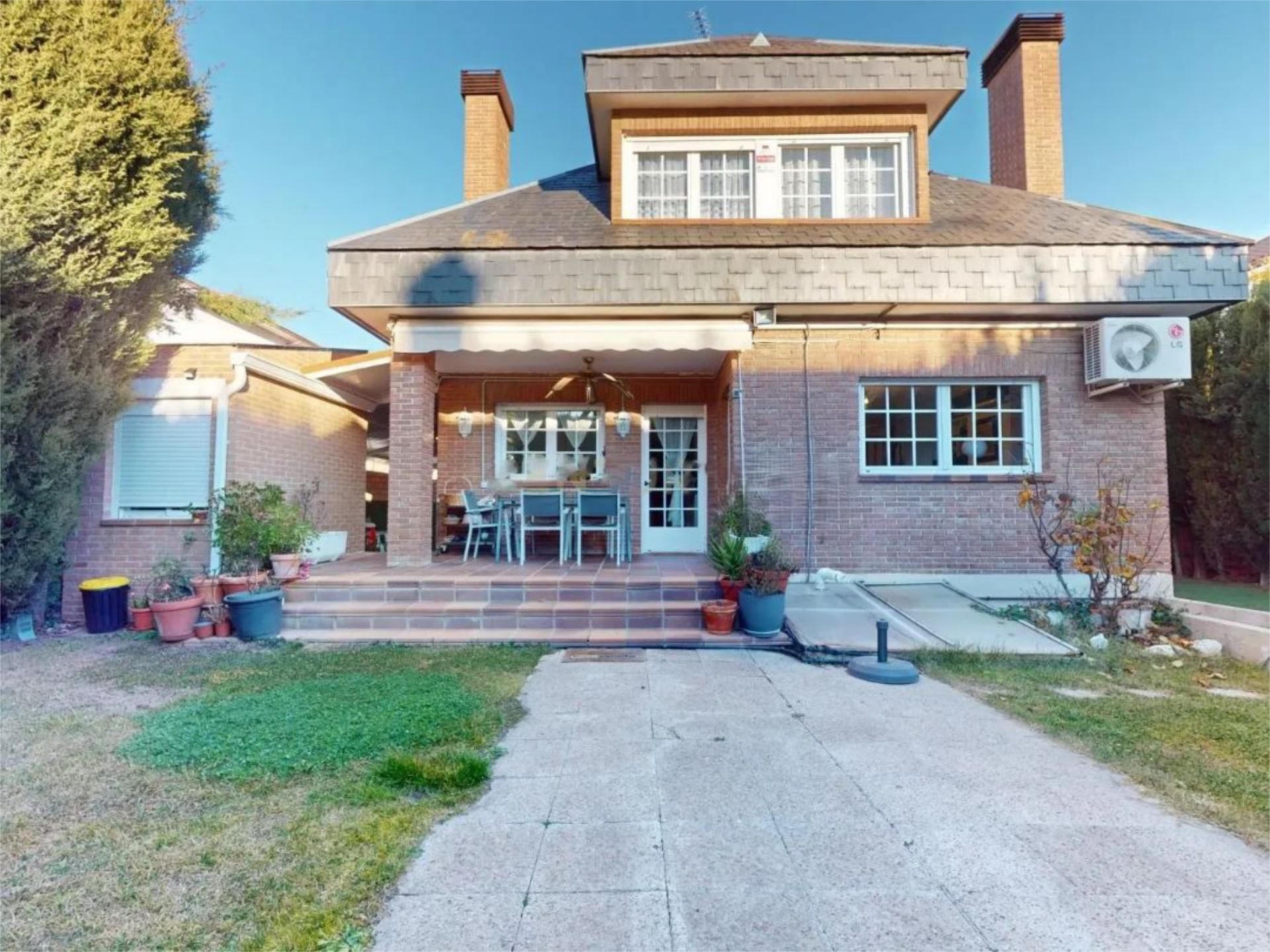 Vista exterior de Casa o xalet en venda en Torres de la Alameda amb Aire condicionat, Calefacció i Jardí privat