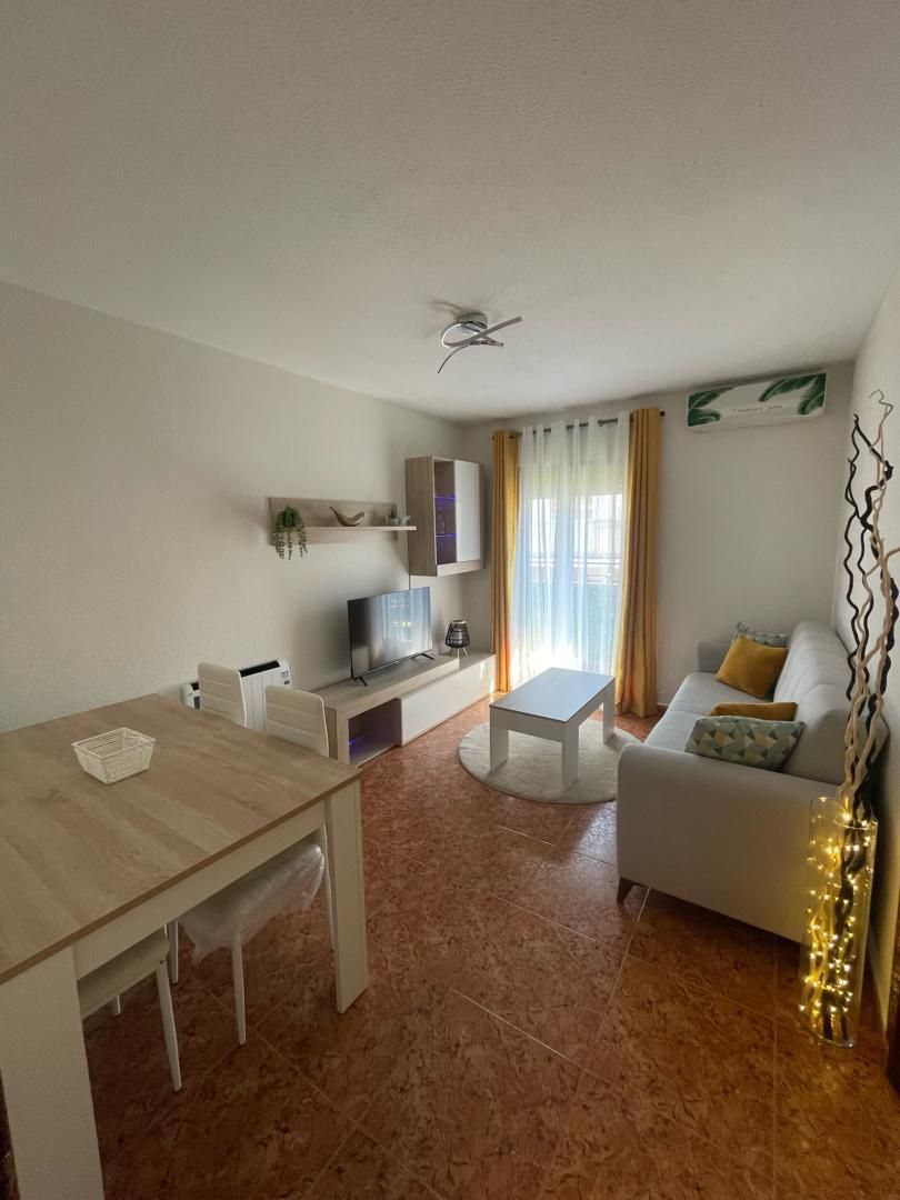 Living room of Flat to rent in  Madrid Capital  with Air Conditioner, Heating and Parquet flooring